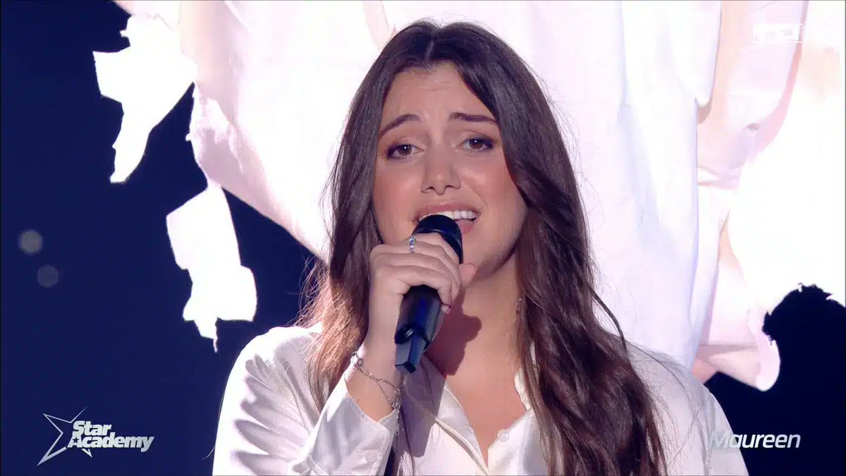 clem_garin's tweet photo. 📄 𝐄𝐝𝐢𝐭 𝐌𝐚𝐮𝐫𝐞𝐞𝐧 - 𝐓𝐫𝐞̀𝐬 𝐢𝐦𝐩𝐨𝐫𝐭𝐚𝐧𝐭
En découvrant mon tweet, Maureen (#StarAcademy) a pris contact avec moi ce matin.
Nous avons longuement échangé sur l'affaire de la conversation privée qu'il y a eue en janvier, et qui s'est soldée par un blocage dès que j'ai dit "Ah mais c'est Maureen qui me parle !"
En voyant le screen que j'ai dévoilé, Maureen a réussi à comprendre qui était la personne qui l'avait mise en porte-à-faux auprès des équipes de @Endemol_France et des Académiciens.
Depuis janvier, suite à la divulgation de mon enquête, Maureen est vue comme une taupe ; par moi évidemment, mais aussi par les équipes d'Endemol, qui l'ont soupçonnée.
La divulgation du screen d'hier lui a permis de comprendre que l'homme derrière cette fuite est son ex-manageur.
Maureen et la société Endemol vont déposer plainte contre Emmanuel Bouiti-Viaudo, directeur de l'agence YVEM. Ce dernier était le manageur de Maureen jusqu'en début d'année, et elle s'en est séparée.
Comme me l'a démontré Maureen, les screens qui m'ont été donnés sur X occultaient une cci importante : celle de l'adresse mail de son manageur de l'époque.
J'ai accepté de transférer l'intégralité des données que j'avais conservées de nos échanges à Maureen et à Endemol, en vue d'une poursuite en échange.
Morale de l'histoire très importante : Les artistes peuvent parfois être très mal entourés, par des vautours, des rapaces.
Aussi, mon rôle journalistique est de trouver des taupes, et de les protéger. Mais ce rôle s'arrête dès lors qu'il enfreint des règles morales. La morale l'emporte sur la déontologie.
En l'espèce, j'ai accepté de révéler à Maureen et à la production toutes les données que j'avais en ma possession afin qu'ils puissent déposer plainte contre un manageur qui a provoqué bien des problèmes à Maureen, et qui a été un frein majeur dans la poursuite de ses activités artistiques.