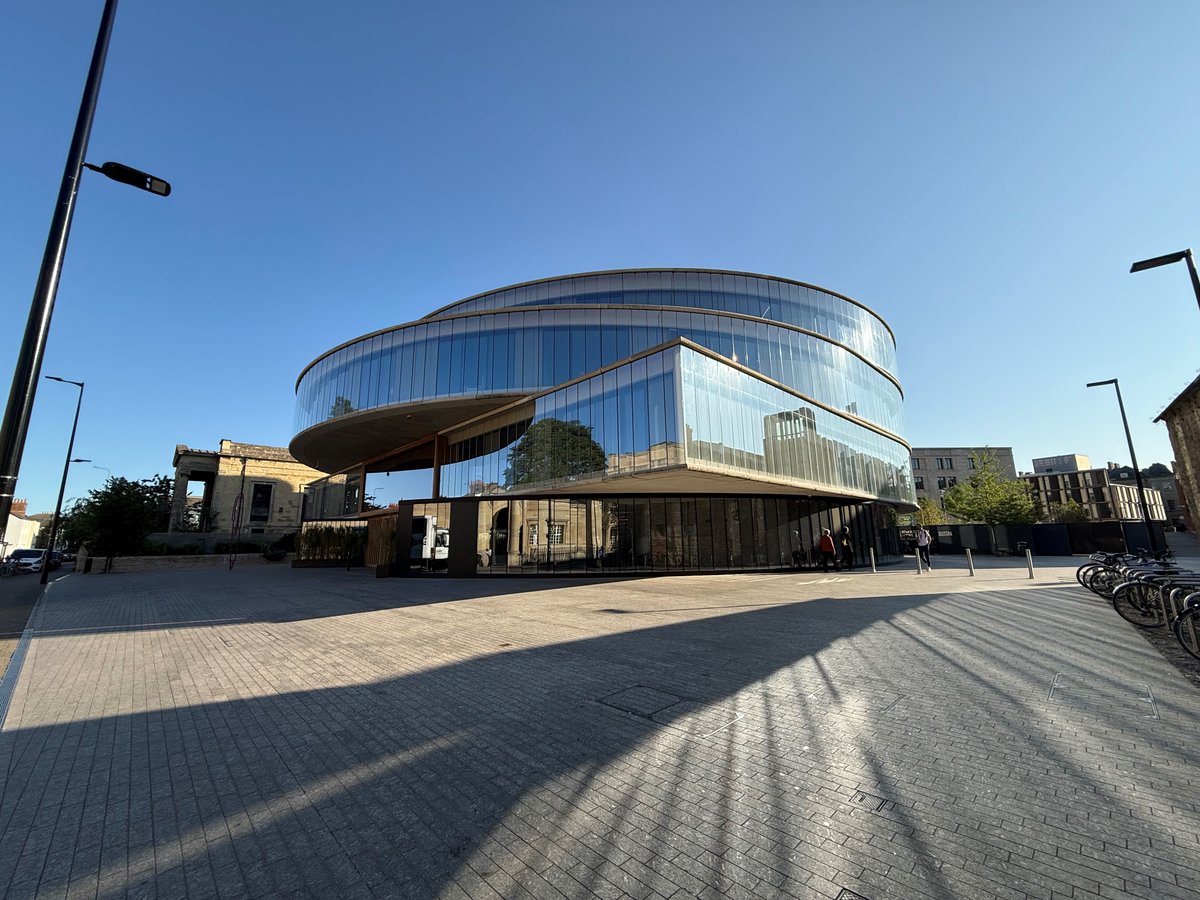 The sun is shining on this beautiful day for our Advanced Course - Oxford! 
Hello from the Blavatnik ☀️👋

So lovely to be greeting and signing in delegates from around the world! 🌏