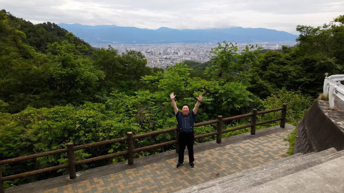 ／
今夜10時📺
＼
#ドランク塚地のふらっと立ち食いそば
山梨・善光寺🏡
なんと！カレー南ばんは注文を受けて一から作ります
塚っちゃんも身を乗り出して手元を観察👀
そばつゆにカレー粉を溶いて…🍛

#ふらそば をつけてコメントお待ちしています❤

#立ち食いそば #BS日テレ
#甲府市 #カレー #夕飯