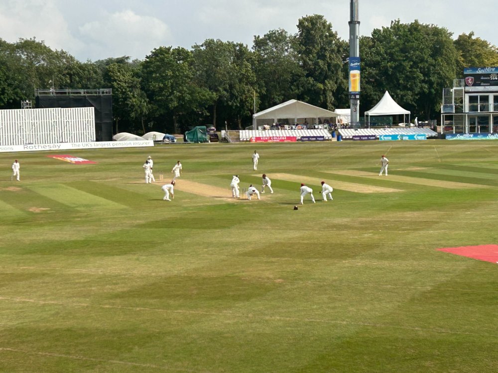 In the midst of the UK heatwave, it was decided by the powers that be to use Kookaburra cricket balls in the latest round of Rothesay County Championship matches. <a href="/MarkDoigFC/">Mark Doig</a> reports. kentsportsnews.com/bat-winning-ov…