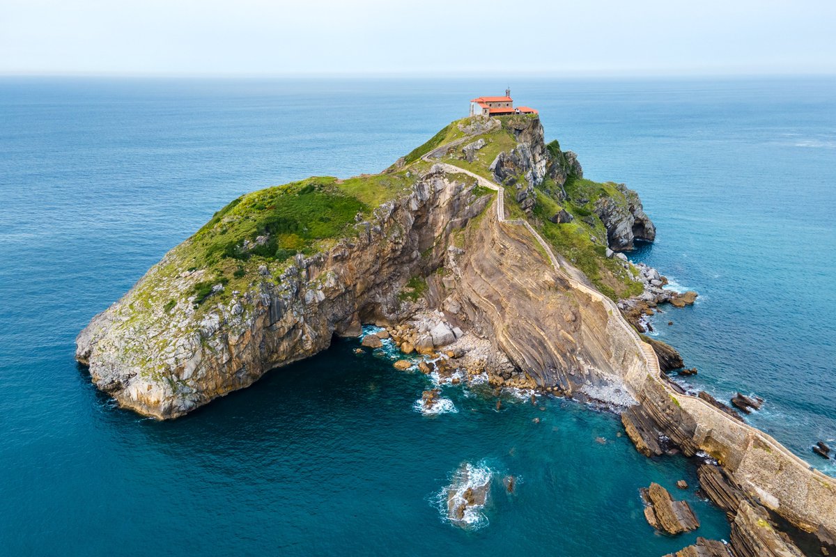 Turismo e schermo: i Paesi Baschi si consolidano come destinazione per riprese e esperienze audiovisive 📽️ Da San Juan de Gaztelugatxe (Dragonstone in “Game of Thrones”) a San Sebastián o Bilbao, le location cinematografiche e televisive reali generano nuove opportunità per il