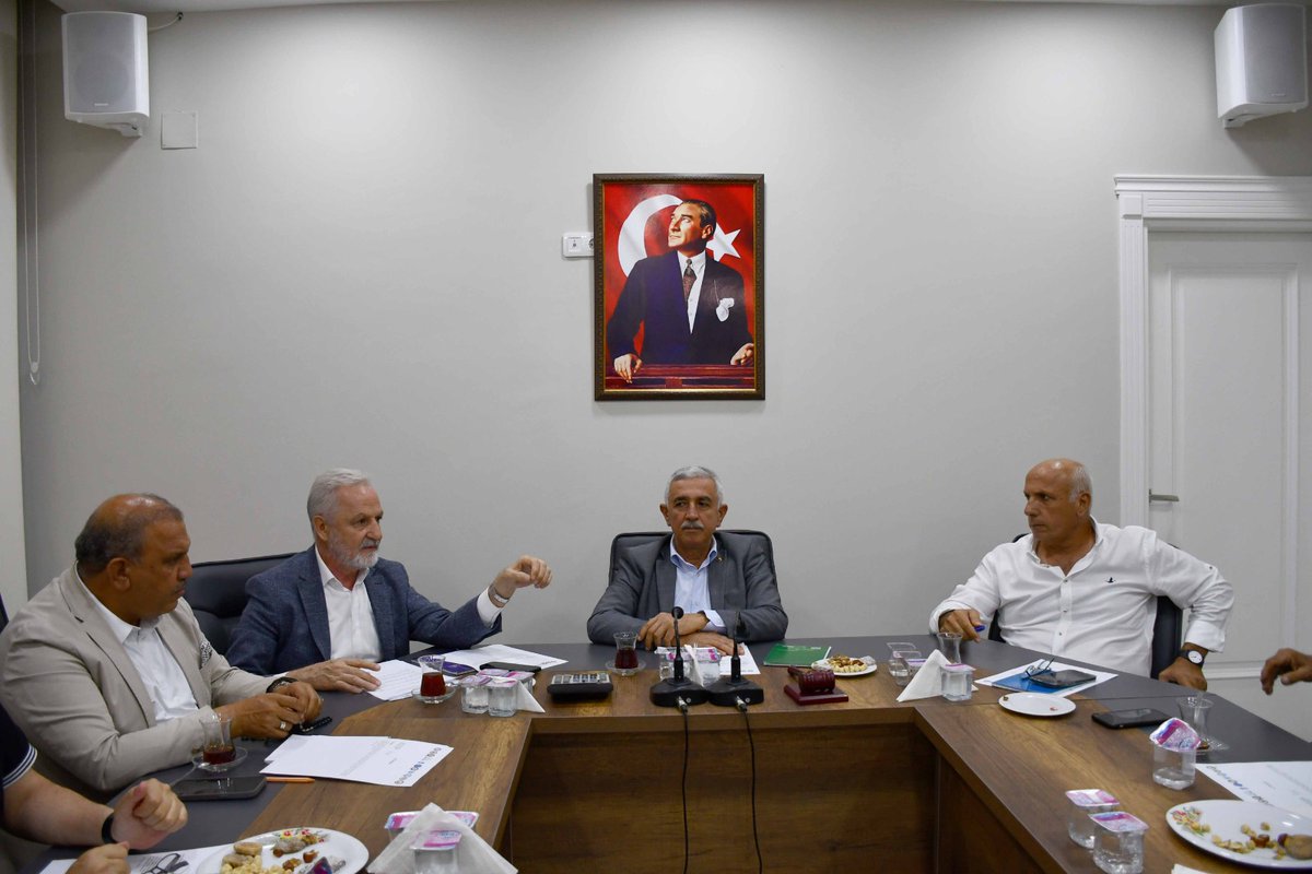 Hatay ili genelindeki oda ve borsa başkanlarının katılımıyla oluşturulan Hatay İş Dünyası Platformu, Erzin Ticaret ve Sanayi Odası ev sahipliğinde bir araya geldi. Toplantıda, bölgenin güncel sorunları ve bu sorunlara yönelik çözüm önerileri kapsamlı şekilde ele alındı.
Toplantı