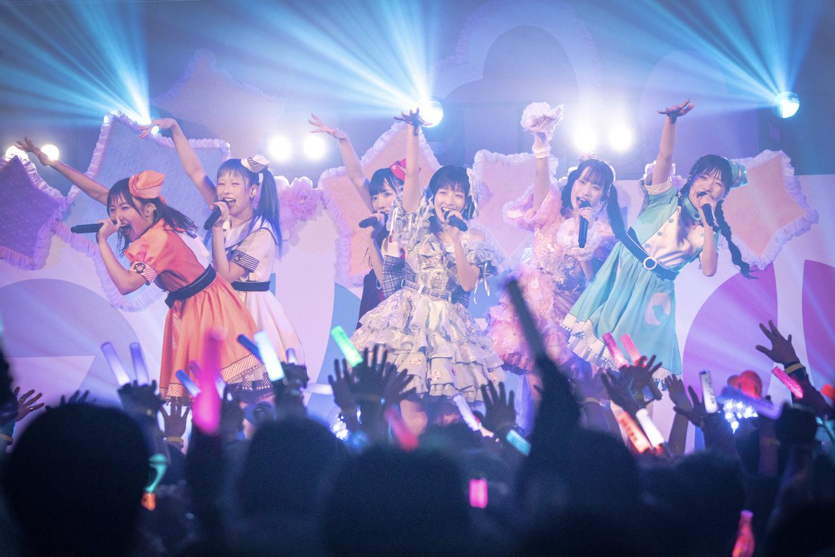 idomin_jp's tweet photo. 🧸🏬
早桜ニコちゃん、優雨ナコちゃんへ

卒業、本当におめでとうございます。

最初にこの知らせを聞いたとき、自分の中の感情がごちゃごちゃで、正直何も感じられないくらいでした。
でも昨日のステージを見て、「これからもはっぴーはつづいていくんだ！」って、みんなで全力で証明してくれた気がします。

ワンマンのレッスンでは、構成や繋ぎにどんどん新しいことを取り入れて、最後の最後までポジティブに楽しんでいた2人の姿が本当に印象的でした。
見たことないもの、やったことないことがど��どん形になっていく様子に全員でワクワクしつつ、心のどこかで「この日が来てほしくない」という思いもありました。

でも、あの楽しい！に包まれたステージは、間違いなく、みんなの心に深く��る思い出になったと思います。
これからはグループを離れ、それぞれの道を歩んでいくと思いますが、ふたりの未来が笑顔で健やかでありますように。

🧸🩵
さおちゃんへ

ステージが始まって最初から最後までキラキラだった早桜ニコはスーパーアイドルでした！最強で最高！
その笑顔に私たちはいっぱい救われてきました。私もその一人です。きっと私たちのために笑顔でいてくれたこともあったんだろうな。さおちゃんにしかわかんないけどね。けれど、どんな時でもさおちゃんの笑顔は私たちの支えでした。力でした。ありがとう。

辛いことも悔しいこともあったかも知れない、けれど、さおてゃんでいた日々が、振り返ってみたら「総じてはっぴーだったなぁ」って思えていたら嬉しいです。世界中の人を幸せにできる、さおちゃんのス���ージが大好きです。
笑顔はもちろん、曲ごとに変わるあの繊細な表情全てが「早桜ニコ」で、かっこいい、綺麗、だけじゃ足りない魅力でした。楽曲そのものの感情を全��から表現して、私たちを導いてくれてありがとう。

「ミキティーの友達です！」って突然振り入れにやってきた私を、信じてくれてありがとう。
早桜ニコがいた平成と令和を一緒に生きられて本当によかった。出会えてよかった。
あなたの存在はあまりにも大きく、簡単には言い表せません。その全部をこれからも大切にしていきます。

「でっかい輪になったよ」って、胸を張って歌えるように。さおちゃんがつないでくれたこの輪を、これからも精一杯守っていきます。

🧸🩷
優雨ナコさんへ

書けないし書かないけどまずは何から何まで、本当にありがとう。

ワンマンの構成レッスンの時、私たちがナコを真ん中に連れて行こうとしたら、「みんなグループのワンマンだよ？みんなでひとつの曲を作るのがクマリデパートなんだから、そ��いうのいいから」って。
いやマジでそういうとこだよなって。かっこよすぎた
それがきっとナコにとっては当たり前の感覚なんだろうけど、その考え方こそが「みんなで」の源になってい��と思います。
クマリデパートを愛してくれる人たち全員を幸せにしていきたい。その心はこれからも私たちの中で生き続けます。

クマリデパートの脳みそであり司令塔は、間違いなくゆうなこさんでした。気づくのが早くて、段取りがよくて、要領もよくて、でもそれを当たり前のようにこなしてしまう。言いづらいこともちゃんと伝えてくれて、誰かが動かなきゃいけない時には一歩前に出てくれる。どんなにハードなスケジュールでもどうにかなったのは、間違いなくあなたの支えがあったからです。
安心と信頼の背中、挑戦する姿勢、顔、最後まで美しかったです。ありがとう。
関係ないけどたまになる、ゆうふういど、の組み合わせがなくなっちゃうの寂しいのでなるべく来てください。

❕
2人とも本当にありがとう。そしてこれからのク���リデパートのみんな、どうぞよろしくお願いします。