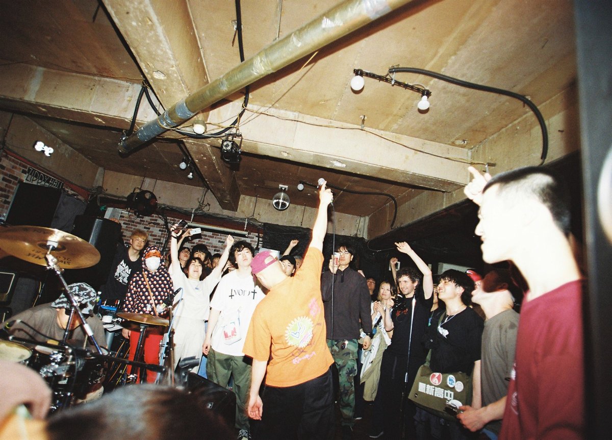 NiEWJP's tweet photo. the hatch主催『THE JUSTICE』を山塚リキマルがレポート。@justice_morimo @rikimaru1990

テレビ大陸音頭、Glansら総勢63組が出演。
 あらゆる面で「無理」を生じながらギリギリの中開催されたイベントで発されたのは、「自覚的であれ、当事者であれ」というメッセージ。
https://t.co/waAd8dQlTn