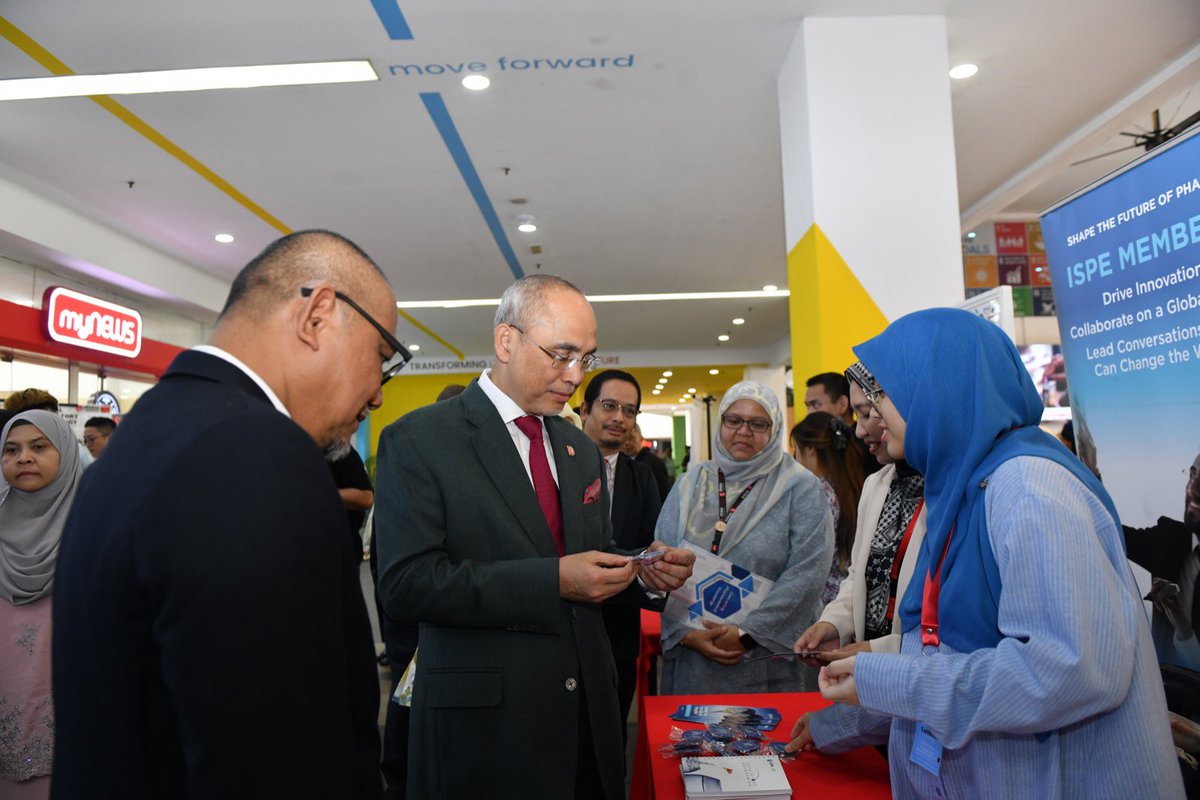 MohdShukriYajid's tweet photo. Visited the #iMPaCHS24 booths to view the research done in pharmaceutical and healthcare, whilst in support of Sustainable Development Goals. Myriads of applied, interdisciplined &amp; cross border works by the participants &amp; speakers. @MSUMalaysia #MSUsdg https://t.co/mMNbQIE38p