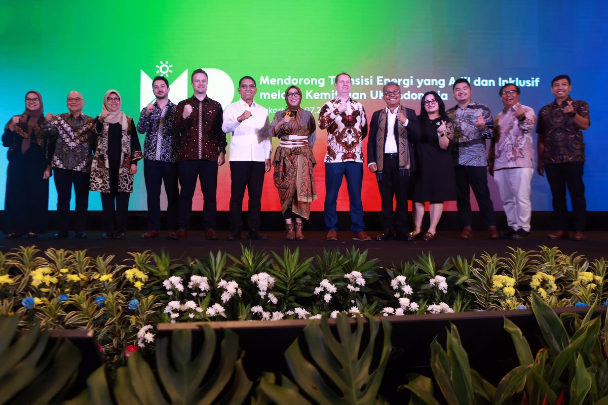 MattDowningFCDO's tweet photo. Great to celebrate #MENTARIDay 🇬🇧🇮🇩

5 years of success empowering local communities, unlocking green investment &amp; ensuring no one is left behind in Indonesia’s energy transition. Let’s continue strengthening UK–Indonesia collaboration for a liveable planet! #GreatPartnership https://t.co/d6KKYar36w