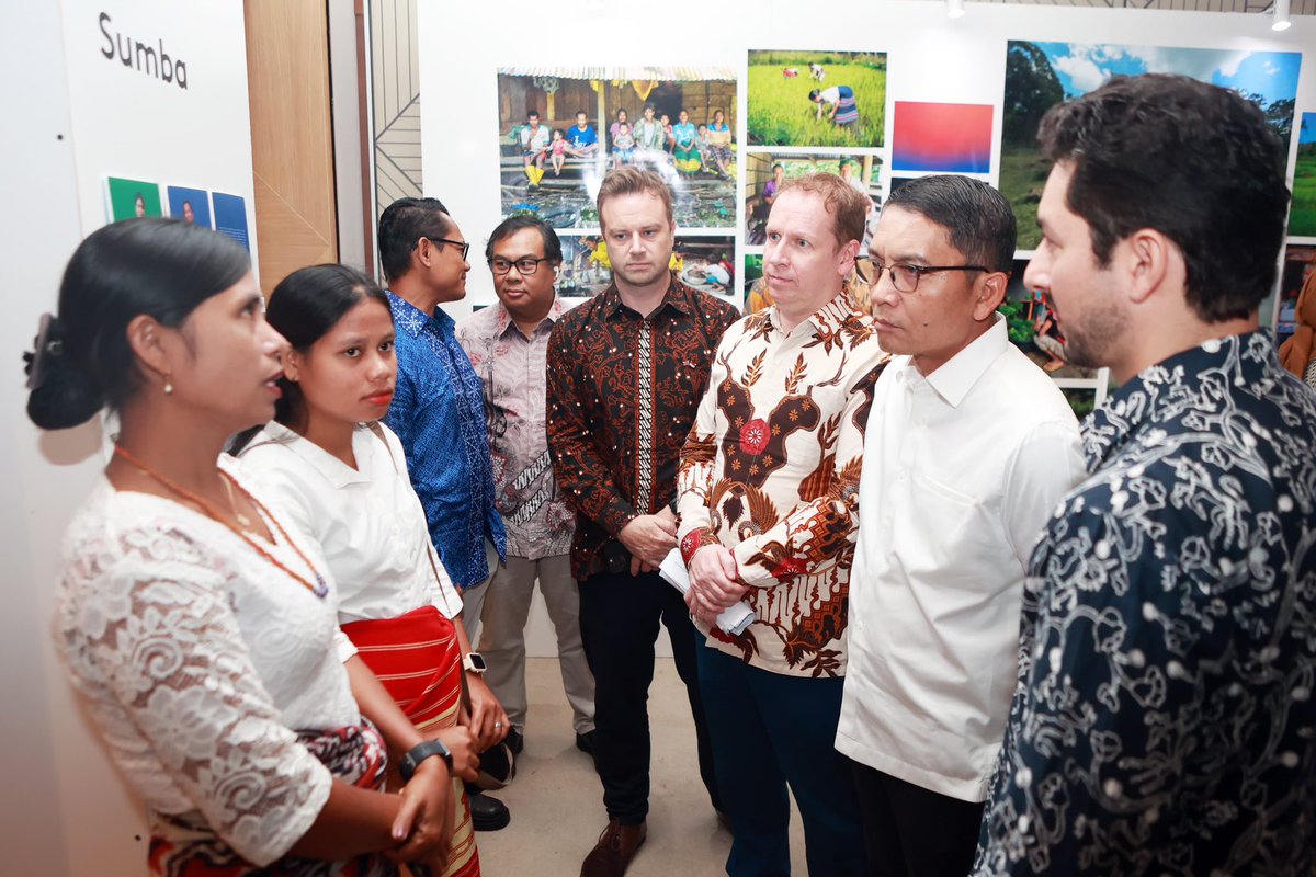 MattDowningFCDO's tweet photo. Great to celebrate #MENTARIDay 🇬🇧🇮🇩

5 years of success empowering local communities, unlocking green investment &amp; ensuring no one is left behind in Indonesia’s energy transition. Let’s continue strengthening UK–Indonesia collaboration for a liveable planet! #GreatPartnership https://t.co/d6KKYar36w