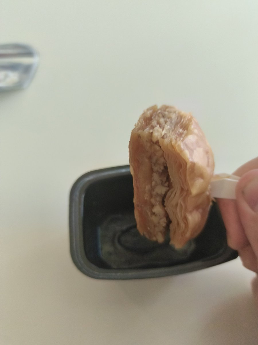 overratedomaldo's tweet photo. cevizli gobaklava

hazır baklava için olan beklentimden yukarıda, şu tatbaktan aldığınız cevizli baklava gibi hamuru mid as fuck daha iyilerini gördüm, ama içi baya dolu ve cevizli olmasına rağmen acı değil kötü bir aftertaste bırakmıyor

hamur 4/10
iç 8/10

6/10 https://t.co/kWNbeDPVQB