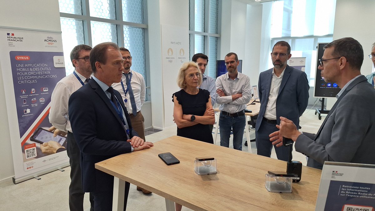 ACMOSS_FR's tweet photo. [#ACMOSS🤝#ARCEP] Hier, nous avons eu le plaisir d'accueillir @lauredlr, Présidente de l'@Arcep et Olivier Corolleur, Directeur général pour visiter nos infrastructures quelques jours après le début de l'exploitation du Réseau Radio du Futur (#RRF).
👉https://t.co/bIv7EbgfRP https://t.co/lHixN9oJ35