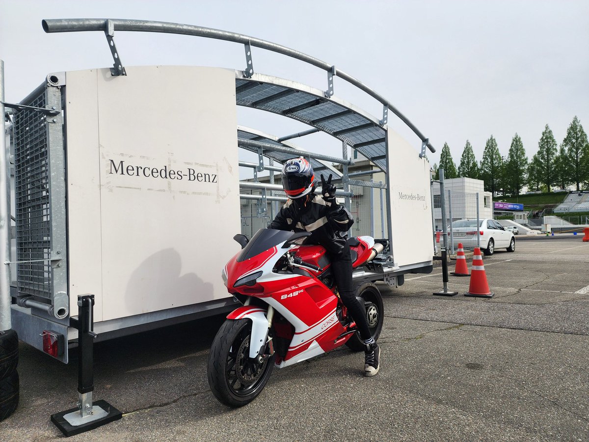 아직도 바이크 타냐구요??
-넹 탐니다 ㅎㅎ