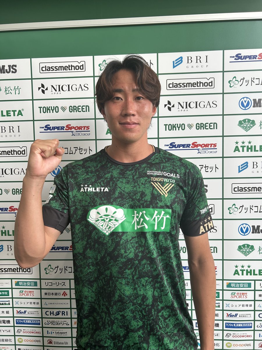 【東京Ｖ】日本代表初招集の綱島悠斗はガッツポーズ！
大学時代に教育実習で母校に行った際、川崎Ｆ大関友翔との出会いがありました（※後ほど記事で紹介します）
今回は同じ初招集組として顔を合わせます。
#東京ヴェルディ 
#サッカー日本代表 
#綱島悠斗
