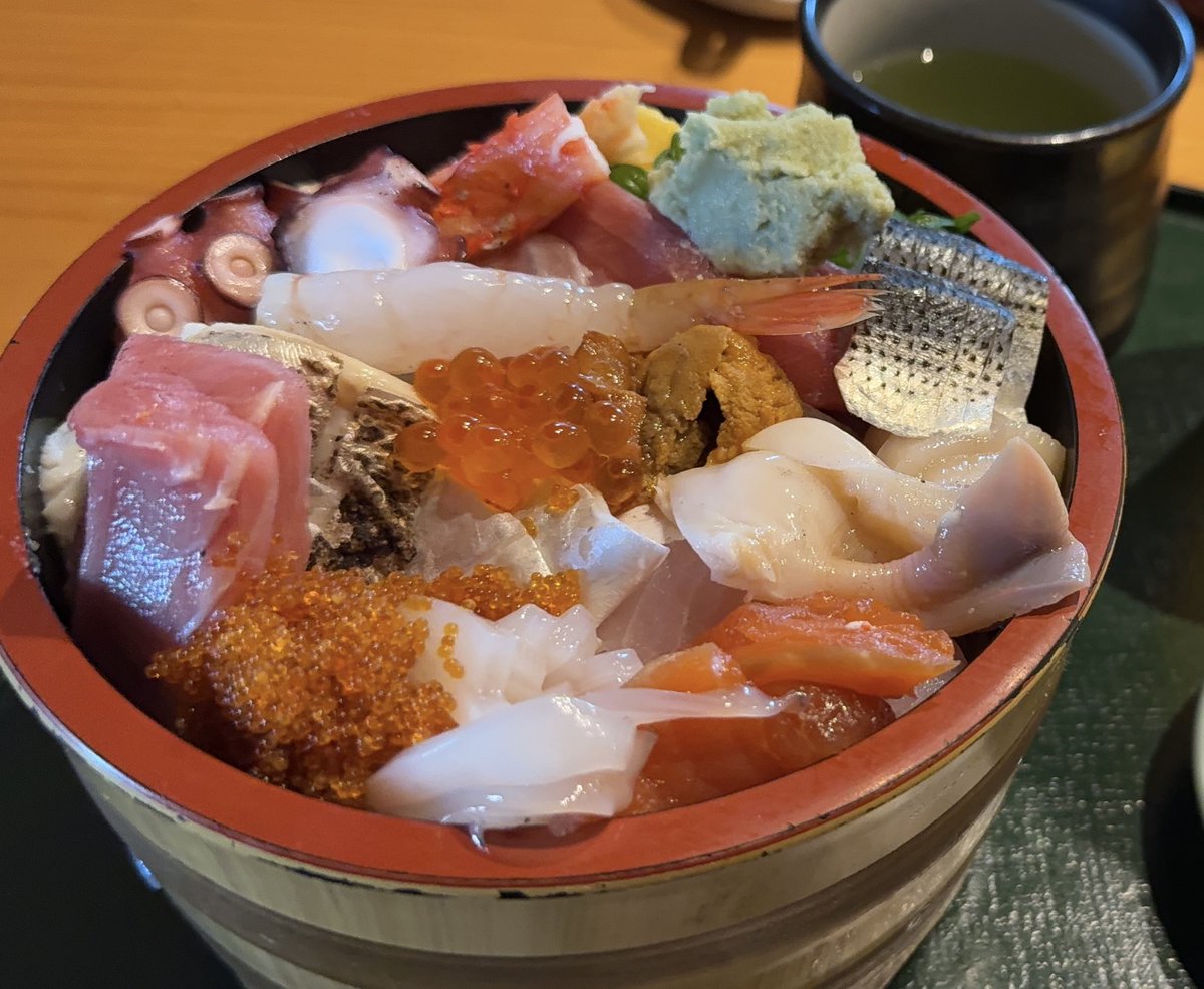 今日の宿は上士幌町にて。
海鮮丼のポテンシャルがヤバ過ぎる。
脂乗ってる、厚切り、米まで辿り着かないネタの量（米の量もヤバい）美味すぎる多過ぎる上に価格は2000円台。バグってやがるぜ.....ｳﾏｳﾏ🥹