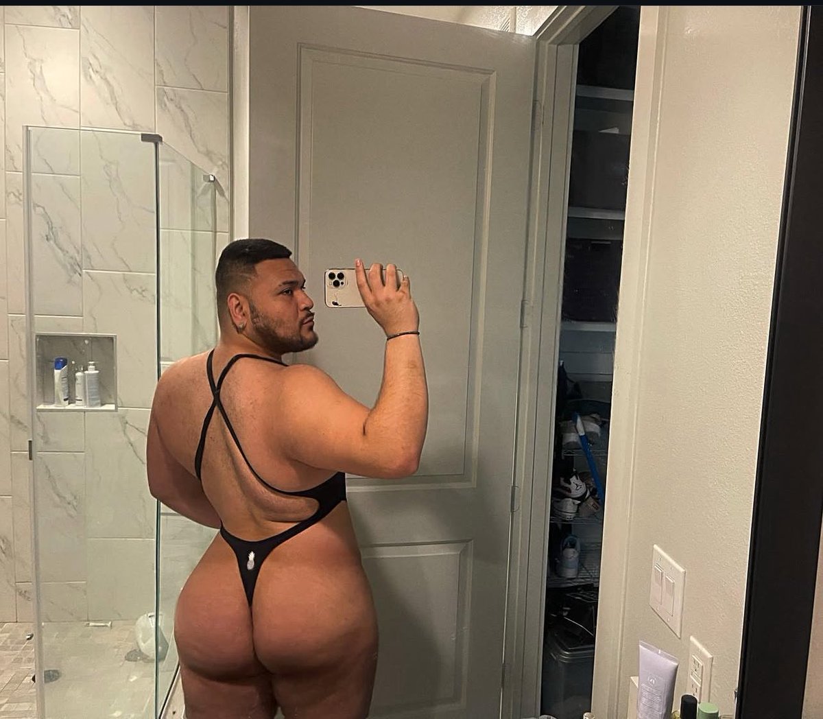 How many strings  do you see