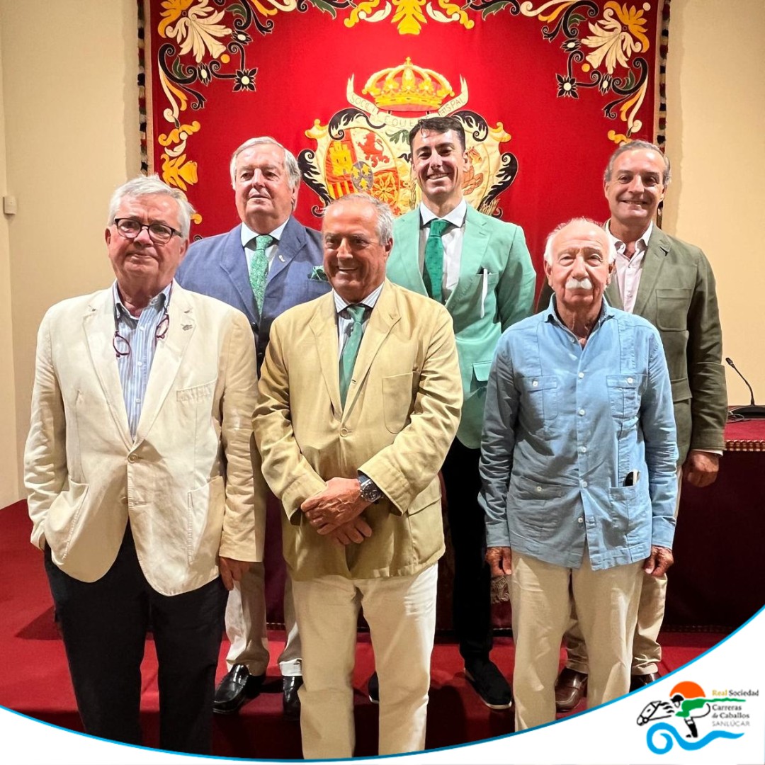 Acto de presentación del cartel anunciador de la Temporada de  Carreras de Caballos de Sanlúcar 2025, celebrado ayer en la Real Maestranza  de Caballería de Sevilla.

En la imagen, parte la directiva de la Real Sociedad de Carreras de Caballos de Sanlúcar