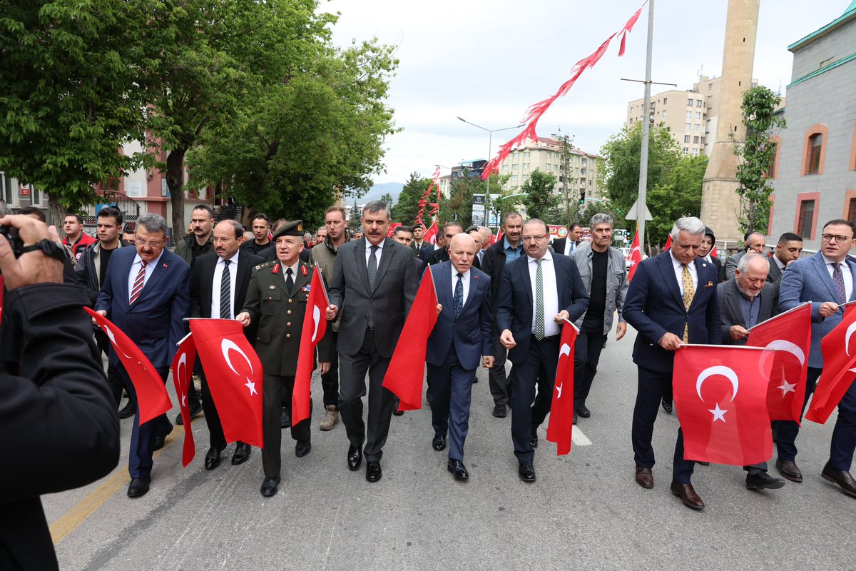 Erzurumlu Hemşehrimiz, Erzurum Mebusumuz, Cumhuriyetimizin Banisi Gazi Mustafa Kemal Atatürk’ün Erzurum’umuza gelişinin 106’ncı yıl dönümü vesileyle İstanbulkapı’da kortej yürüyüşümüzde vatandaşlarımızla bir araya geldik. 

Erzurum, dün olduğu gibi bugün de hürriyetin,