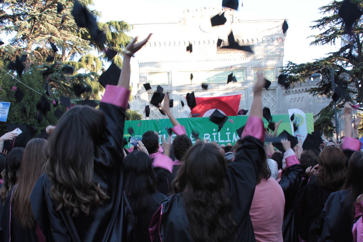 🎓 İstanbul Üniversitesi (İÜ) İktisat Fakültesi mezuniyet töreni, 02.07.2025 tarihinde İÜ Rektörlüğü Bahçesi’nde gerçekleştirildi.

Törene; İÜ Rektörü Prof. Dr. Osman Bülent Zülfikar, İÜ Rektörü Başdanışmanı Prof. Dr. Haluk Zülfikar, İÜ İktisat Fakültesi Dekanı Prof. Dr. Mahmut