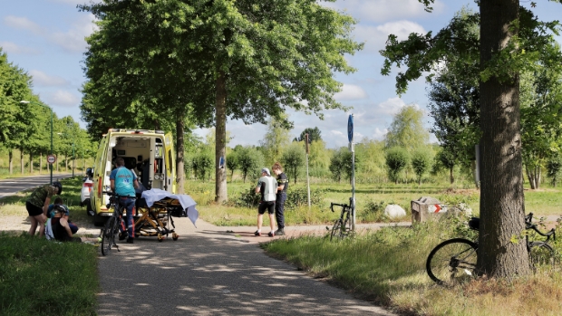 Wielrenner hard ten val in Cuijk -  kliknieuwsdemaasdriehoek.nl/l/238771
