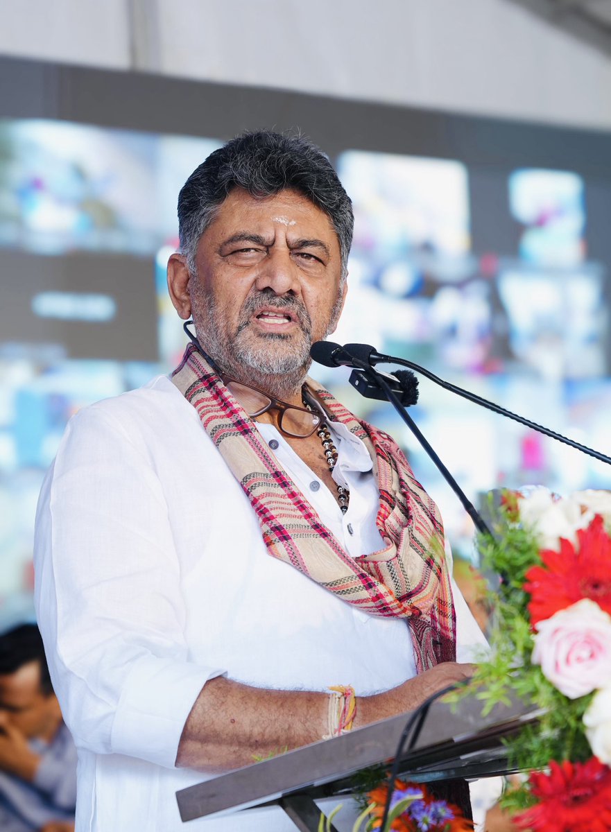 DKShivakumar's tweet photo. ಮಾನವನ ಸೇವೆ - ಮಾಧವನ ಸೇವೆ!

ನಮ್ಮ ಆಚಾರ- ವಿಚಾರಗಳು ಪ್ರಚಾರವಾದರೆ ಜನರಿಗೆ ಸೌಲಭ್ಯ ಸಿಗುತ್ತದೆ. ನಮ್ಮ ರಾಜ್ಯದಲ್ಲಿ 70ಕ್ಕೂ ಹೆಚ್ಚು ವೈದ್ಯಕೀಯ ಕಾಲೇಜುಗಳಿವೆ. ನಮ್ಮಲ್ಲಿರುವ��್ಟು ಪ್ರತಿಭಾವಂತ ವೈದ್ಯರುಗಳು ಎಲ್ಲೂ ಇಲ್ಲ. ದೇಶ- ವಿದೇಶಗಳಲ್ಲಿ ಅವರೆಲ್ಲ ಕಾರ್ಯನಿರ್ವಹಿಸುತ್ತಿದ್ದಾರೆನ್ನುವುದು ನಮ್ಮ ಹೆಮ್ಮೆ. 

ಶ್ರೀಯುತ ಎಸ್.ಎಂ.ಕೃಷ್ಣ ಅವರು ಅಧಿಕಾರದಲ್ಲಿದ್ದಾಗ ಯಶಸ್ವಿನಿ ಯೋಜನೆ ಜಾರಿಗೆ ತಂದಿದ್ದರು. ಅದರಿಂದ ಬಡಜನತೆಗೆ ಹೆಚ್ಚಿನ ಅನುಕೂಲವಾಗಿತ್ತು. ಕೇಂದ್ರ ಸರ್ಕಾರವೂ ತನ್ನ ಆರೋಗ್ಯ ಯೋಜನೆಗಳಿಗೆ ಅದೇ ಮಾದರಿಯನ್ನು ಅಳವಡಿಸಿಕೊಂಡಿತ್ತು. ದಿನೇಶ್ ಗುಂಡೂರಾವ್ ಅವರು ಆರೋಗ್ಯ ಸಚಿವರಾಗಿ ಉತ್ತಮವಾಗಿ ಕಾರ್ಯನಿರ್ವಹಿಸುತ್ತಿದ್ದು, ‘ಆಶಾಕಿರಣ’ ಯೋಜನೆಯ ಮೂಲಕ ನಮ್ಮ ಸರ್ಕಾರದ ಮತ್ತೊಂದು ಗ್ಯಾರಂಟಿಯನ್ನು ಜನರಿಗೆ ತಲುಪಿಸುತ್ತಿದ್ದಾರೆ.

ಈಗಾಗಲೇ 8 ಜಿಲ್ಲೆಗಳಲ್ಲಿ ಈ ಯೋಜನೆ ಯಶಸ್ವಿಯಾಗಿ ಅನುಷ್ಠಾನಗೊಂಡಿದ್ದು, ಇಂದಿನಿಂದ ಏಕಕಾಲದಲ್ಲಿ 393 ಕಡೆಗಳಲ್ಲಿ ಈ ದೃಷ್ಟಿ ಕೇಂದ್ರಗಳು ಕಾರ್ಯನಿರ್ವಹಿಸಲಿವೆ. ಸಾರ್ವಜನಿಕರು ಈ ಕೇಂದ್ರಗಳ ಸದುಪ��ೋಗ ಪಡೆದುಕೊಂಡು, ಕಣ್ಣಿನ ಆರೋಗ್ಯ ಕಾಪಾಡಿಕೊಳ್ಳಿ.

ಕೋವಿಡ್ ನಂತರ ಹೃದಯಾಘಾತ ಹೆಚ್ಚಾಗುತ್ತಿರುವ ಕುರಿತು ಚರ್ಚೆಗಳಾಗುತ್ತಿದೆ. ಈ ಬಗ್ಗೆ ದಿನೇಶ್ ಗುಂಡೂರಾವ್ ಅವರು ಅಧ್ಯಯನಕ್ಕೆ ತಜ್ಞರಿಗೆ ಆದೇಶಿಸಿದ್ದಾರೆ. ಸಾರ್ವಜನಿಕರಿಗೆ ಉತ್ತಮ ಹಾಗೂ ಗುಣಮಟ್ಟದ ಆರೋಗ್ಯ ಸೇವೆ ಒದಗಿಸಲು ನಮ್ಮ ಸರ್ಕಾರ ಬದ್ಧವಿದೆ.

ವಿಜಯನಗರ- ಗೋವಿಂದರಾಜನಗರ ಕ್ಷೇತ್ರದ ಜನ ನೆಮ್ಮದಿಯಿಂದಿದ್ದಾರೆ. ನನಗೆ ಬೇರೆಲ್ಲಾ ಕ್ಷೇತ್ರಗಳಿಂದ ಬರುವಂತೆ ಇಲ್ಲಿ ಯಾವ ದೂರುಗಳೂ ಇಲ್ಲ. ಅದಕ್ಕಾಗಿ ಇಲ್ಲಿನ ಶಾಸಕರುಗಳಿಗೆ ಧನ್ಯವಾದ ತಿಳಿಸುತ್ತೇನೆ. ಗುಣಮಟ್ಟದ ಸೇವೆ ನೀಡುತ್ತಾ, ಸರ್ವರನ್ನು ಸಮಾನತೆಯಿಂದ ಕಾಣುತ್ತಿರುವ ಈ ಕ್ಷೇತ್ರದ ಶಾಸಕರುಗಳ ಕಾರ್ಯ ಹೀಗೆ ಮುಂದುವರಿಯಲಿ ಎಂದು ಆಶಿಸುವೆ. 

📍ಗೋವಿಂದರಾಜನಗರದ ಪರಮಪೂಜ್ಯ ಡಾ.ಬಾಲಗಂಗಾಧರನಾಥ ಸ್ವಾಮೀಜಿ ಮಲ್ಟಿ ಸ್ಪೆಷಾಲಿಟಿ ಆಸ್ಪತ್ರೆಯಲ್ಲಿ ಆಶಾಕಿರಣ ದೃಷ್ಟಿ ಕೇಂದ್ರ ಉದ್ಘಾಟಿಸಿ ಮಾತನಾಡಿದೆ
