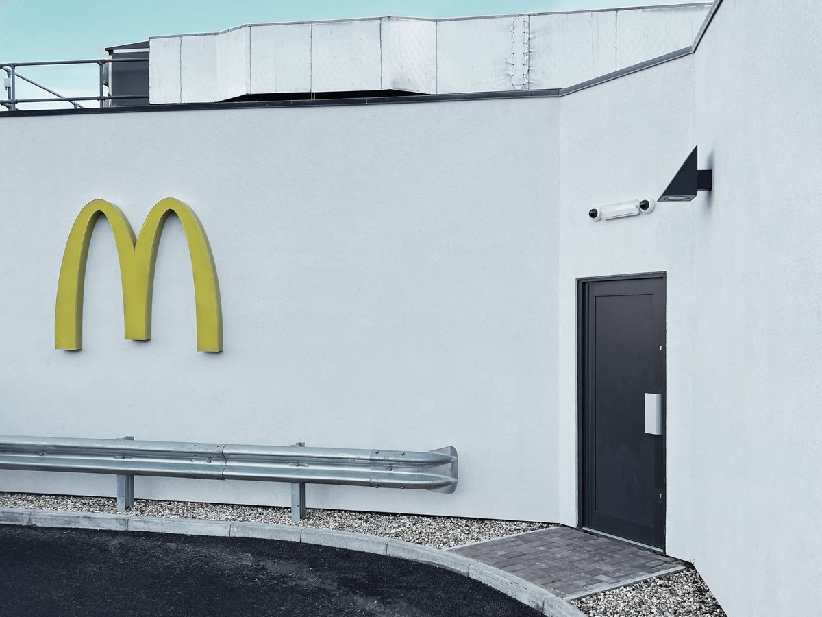 The Mayfair is the perfect combination of aesthetic appeal and optimum illumination performance. #UKmade with the latest #Osram LEDs and a choice of 4 optics to create the perfect #lightingdesign. View more here bit.ly/3Dn0LgO or call 0800 999 5201. #GemmaLighting