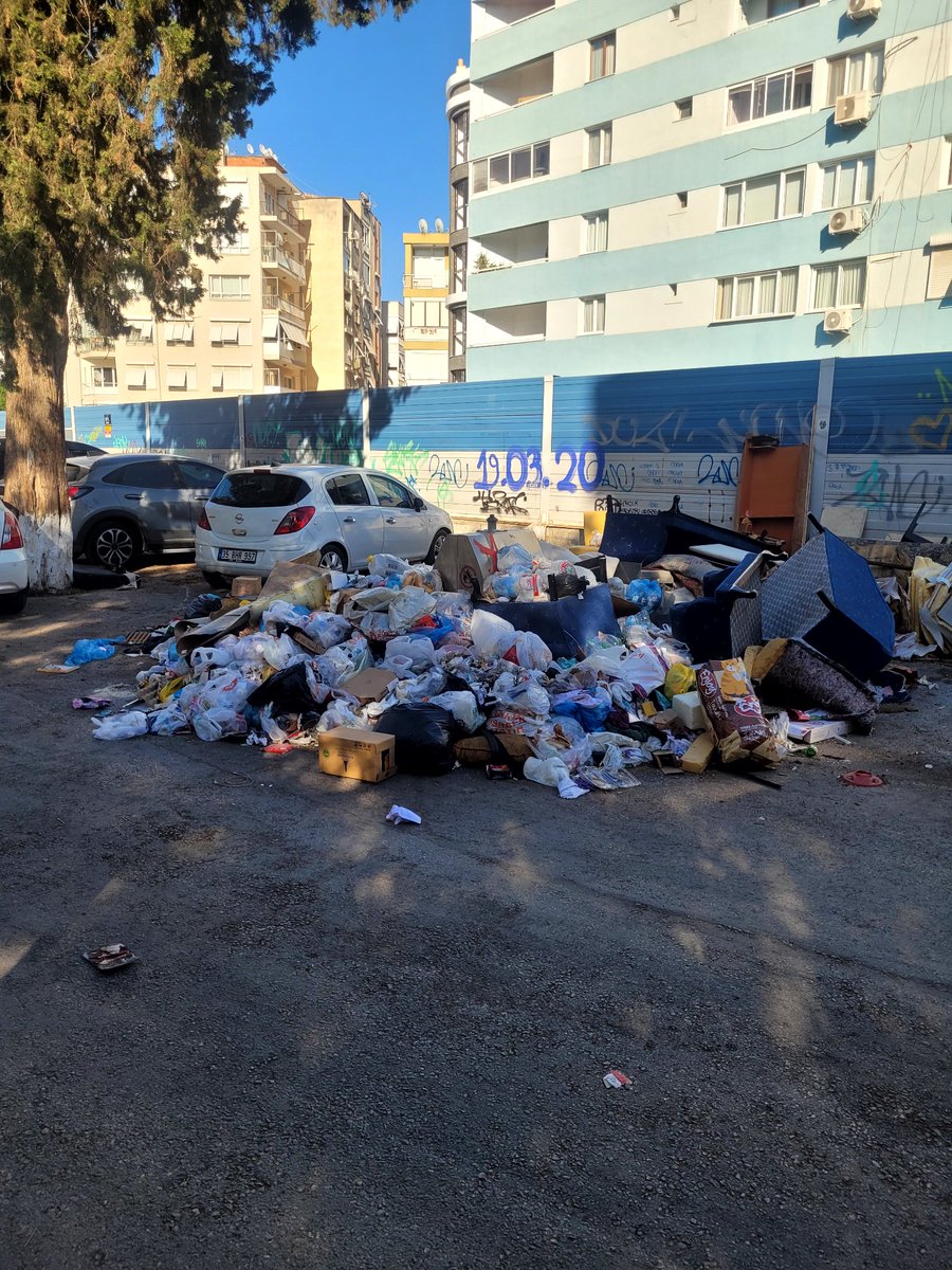 Sayın <a href="/eczozgurozel/">Özgür Özel</a> ve <a href="/drcemiltugay/">Dr. Cemil Tugay</a> ,

İzmir, Karşıyaka aylardır bu şekilde çöp içinde. Herkes Yıldız İşçimenler'e ulaşmaya ve durumu açıklamaya çalışıyor ama sonuç yok. Lütfen Karşıyaka'yı görün. Utanıyoruz. <a href="/izmirbld/">İzmir Büyükşehir Belediyesi</a> <a href="/karsiyaka_bel/">Karşıyaka Belediyesi</a>