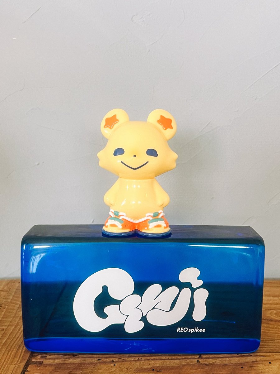 REO_spikee's tweet image. ✨🌴GENJIソフビ完成🌴✨

【 SLOW SUNDAY 】

ゆったりとした時間が流れる
やわらかな日曜日をイメージしました
ファーストカラーでありスタンダードカラーとなります

おゆるく自由なGENJIとぜひ素敵な日曜日をすごしてね🏝️☕️

スニーカーのソール裏はハンバーガー
🧡🍔🧡

#ゲンジソフビ　#ソフビ