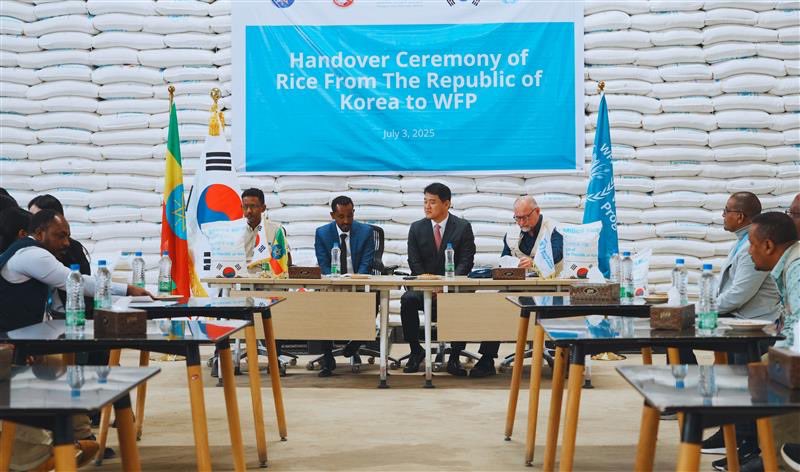 WFP_Ethiopia's tweet image. #HappeningNow
@WFP_Ethiopia received 12,000 MT of rice from the Government of the Republic of Korea.
The rice will cover the urgent food needs of refugees and host communties in #Ethiopia’s Afar & Somali regions.
Thank you to the people of the Republic of Korea! 🇰🇷