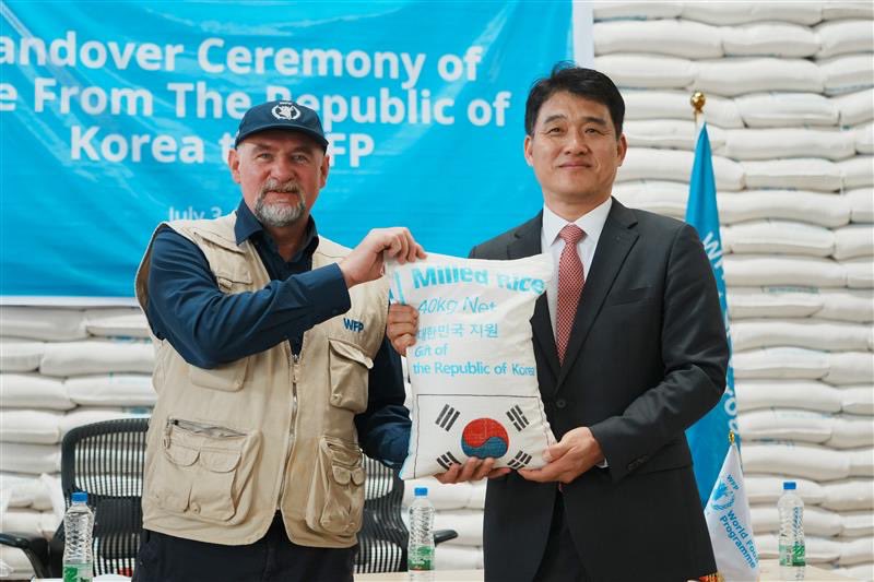 WFP_Ethiopia's tweet image. #HappeningNow
@WFP_Ethiopia received 12,000 MT of rice from the Government of the Republic of Korea.
The rice will cover the urgent food needs of refugees and host communties in #Ethiopia’s Afar & Somali regions.
Thank you to the people of the Republic of Korea! 🇰🇷