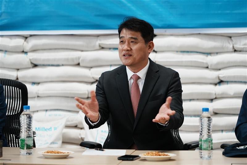 WFP_Ethiopia's tweet image. #HappeningNow
@WFP_Ethiopia received 12,000 MT of rice from the Government of the Republic of Korea.
The rice will cover the urgent food needs of refugees and host communties in #Ethiopia’s Afar & Somali regions.
Thank you to the people of the Republic of Korea! 🇰🇷