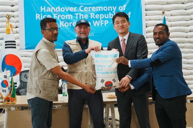 WFP_Ethiopia's tweet image. #HappeningNow
@WFP_Ethiopia received 12,000 MT of rice from the Government of the Republic of Korea.
The rice will cover the urgent food needs of refugees and host communties in #Ethiopia’s Afar & Somali regions.
Thank you to the people of the Republic of Korea! 🇰🇷