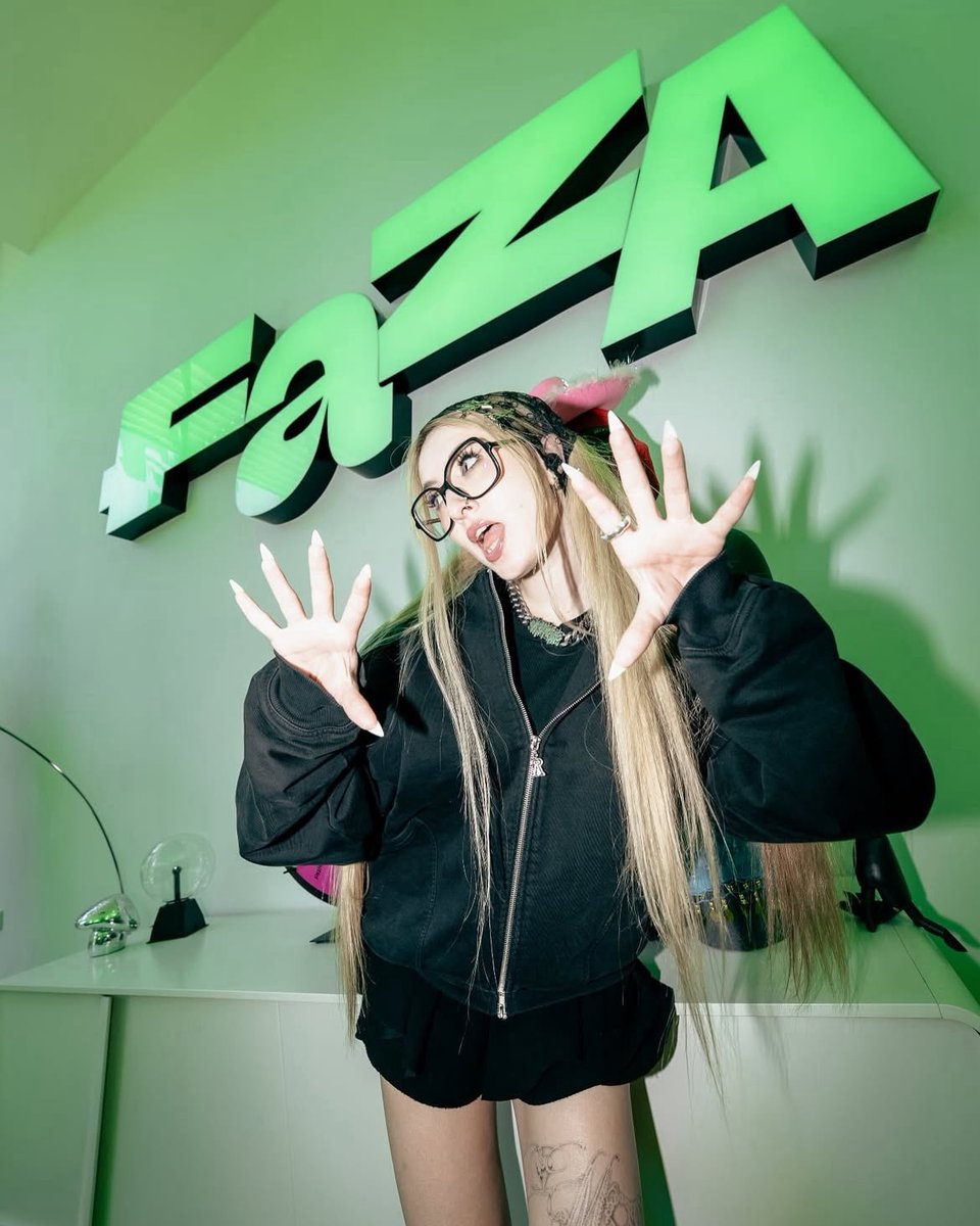 _snynajawie's tweet image. hear me out, to powinny byc profilowe kazdego z fazy a nie te smieszne greenscreeny #faza #t5m3