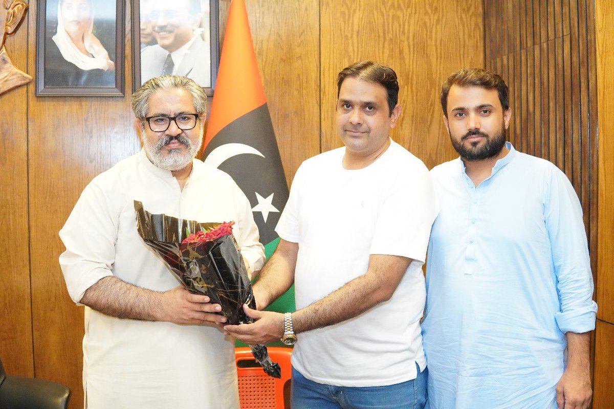 LaLaraheem2's tweet photo. 02/07/2025

صدر پاکستان پیپلز پارٹی پی ایس 97 و چیئرمین سہراب گوٹھ ٹاؤن لالا عبدالرحیم کو پی ایس 97 پاکستان پیپلز پارٹی کا صدر منتخب ہونے پر  ٹاؤن میونسپل کارپوریشن سہراب گوٹھ کے کونسل میمبران،پارٹی عہدیداران ، بلدیاتی نمائندگان کارکنان، جیالوں اور علاقائی معززین نے ملاقاتیں کیں اور مبارک بادیں پیش کی۔ 

صدر پاکستان پیپلز پارٹی پی ایس 97 و چیئرمین سہراب گوٹھ ٹاؤن لالا عبدالرحیم کو سہراب گوٹھ ٹاون کے بلدیاتی نمائندگان، پارٹی کارکنان ، علاقائی معززین و دیگر دوستوں نے چیئرمین سہراب گوٹھ ٹاؤن لالا عبدالرحیم کو صدر پی ایس 97 منتخب ہونے پر پھولوں کے ہار پہنائے اور گلدستے پیش کئے۔

اس موقع پر صدر پی ایس 97 و چیئرمین سہراب گوٹھ ٹاؤن لالا عبدالرحیم نے آئے ہوئے ٹاؤن میونسپل کارپوریشن سہراب گوٹھ کے کونسل میمبران، تمام بلدیاتی نمائندگان، پارٹی عہدیداران، جیالوں، علاقائی معززین اور تمام دوستوں کا شکریہ ادا کیا.

Pakistan Peoples Party - PPP