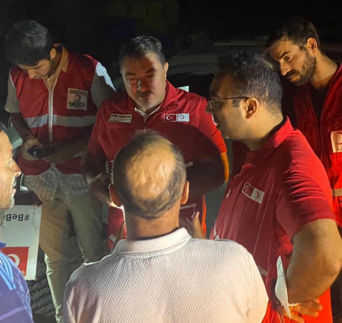 Yönetim Kurulu Üyemiz Kamil Karadeniz, İzmir’in çeşitli noktalarında çıkan orman yangınları sonrası, yangından etkilenen vatandaşlara su, yemek ve temel ihtiyaç malzemeleri ulaştırmak için bölgede görev yapan ekiplerimizin çalışmalarını yerinde takip etti.