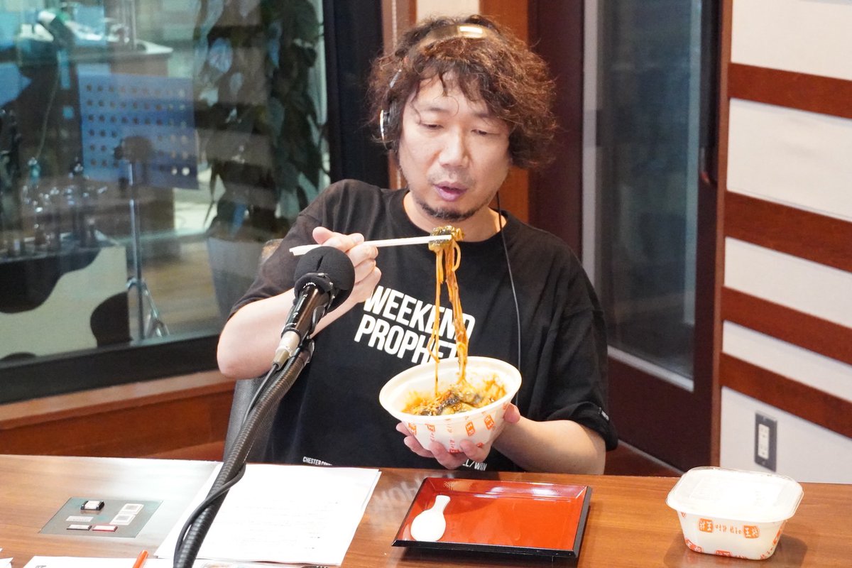 Skyrocket_Co's tweet photo. 🍚 ���カロケ 餃子の王将食堂 🍚
〜いい話、ごちそうさまです。〜

#やしろ本部長 が #餃子の王将 の
7月フェアメニュー
「麻婆茄子焼そば」
を実食！

「茄子がおっきい！ああ！美味しい！ジューシーで食べ応えもすごい！！」
「焼き麺が口に入れても香ばしい～！」
「旨みとピリ辛感が完璧！！麻婆餡がすごい！！完璧！！ご飯にもあう～！」

#スカロケ #TOKYOFM