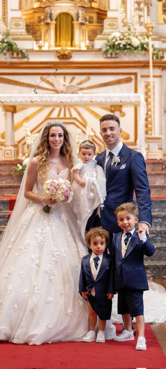 Horrible image même pas 30 ans marier y a 10 jours un super bon joueur de foot et de FIFA ... Comme quoi personne est invincible malgré qu'on sois connu ou pas qu'on a du fric ou pas la vie ne tiens cas un fil prenez soin de vous et profitez...