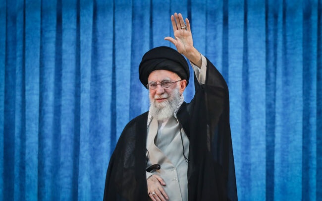by_nsa40178's tweet image. ما در ره عشق نقض پيمان نكنيم
گرجان طلبد دريغ از جان نكنيم
#لبیک_یا_خامنه_ای