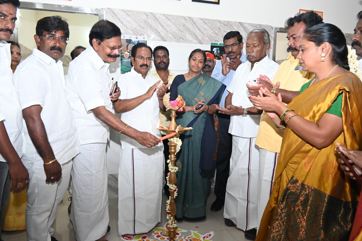 tmselvaganapat's tweet photo. மாண்புமிகு தமிழ்நாடு முதலமைச்சர் @mkstalin  அவர்கள்,  
சேலம் மாநகராட்சிக்குட்பட்ட  தாதம்பட்டியில் அமைந்துள்ள  
புதிய நகரப்புற ஆரம்ப சுகாதார நிலையத்தை காணொளி காட்சி மூலம் திறந்து வைத்தார்.

அந்த விழாவில், மாண்புமிகு சுற்றுலாத்துறை அமைச்சர் திரு. இரா.ராஜேந்திரன் அவர்களோடு இணைந்து  
நாங்களும் கலந்துகொண்டு, குத்துவிளக்கேற்றி, கர்ப்பிணி பெண்களுக்கு ஊட்டச்சத்து பெட்டகங்களை வழங்கி  
நிகழ்வை சிறப்பித்தோம்.

இந்நிகழ்வில் மாவட்ட ஆட்சியர் திருமதி பிருந்தா தேவி,  
மாநகர்மேயர் திரு. இராமச்சந்திரன், அரசு மருத்துவர்கள்,  
கழக நிர்வாகிகள் மற்றும் பொதுமக்கள் உள்ளிட்டோர் பங்கேற்று விழாவை சிறப்பித்தனர்.

@Udhaystalin @DMKITwing @arivalayam @DMKSalem_