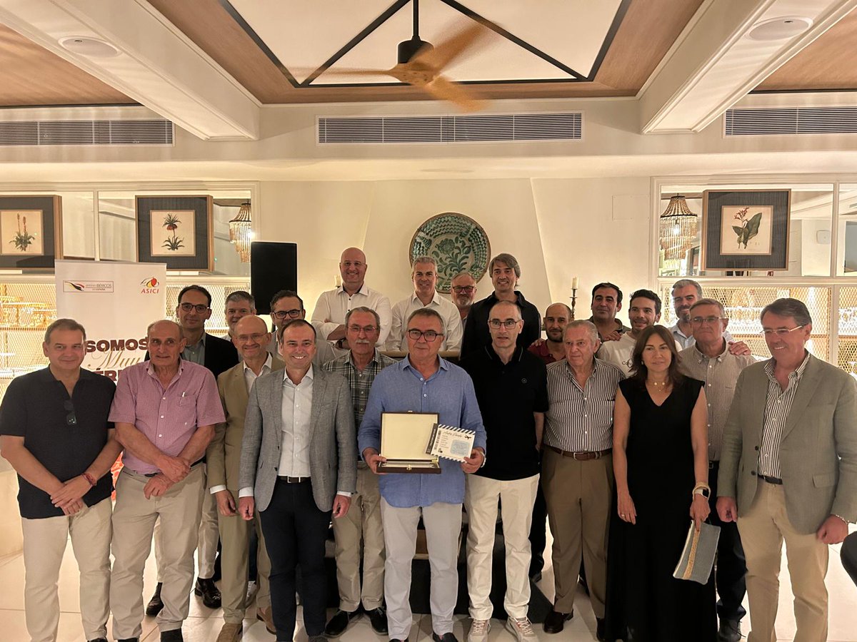 Com_Insecal's tweet photo. 🎉 Ayer asistimos al homenaje de despedida de Andrés Paredes.
Gracias por tu dedicación y pasión al sector ibérico durante tantos años.
¡Feliz jubilación, Andrés! 👏🐖
#GraciasAndrés #Ibérico #Jubilación #Insecal https://t.co/WYe8ByZF4F