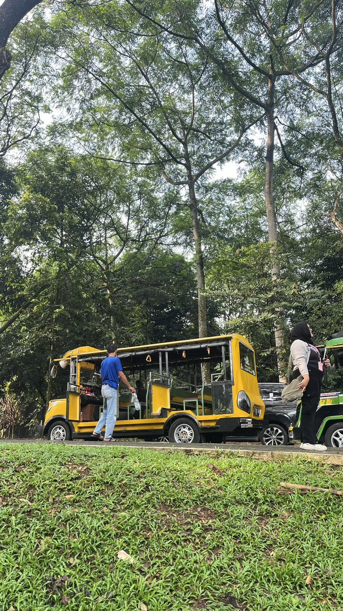 today aku abis tour ipb pake odong-odong kuning ini, supeeer fuuun mana lucu bgt ada teloletnya lagu stecu 😭⭐️⭐️⭐️⭐️⭐️