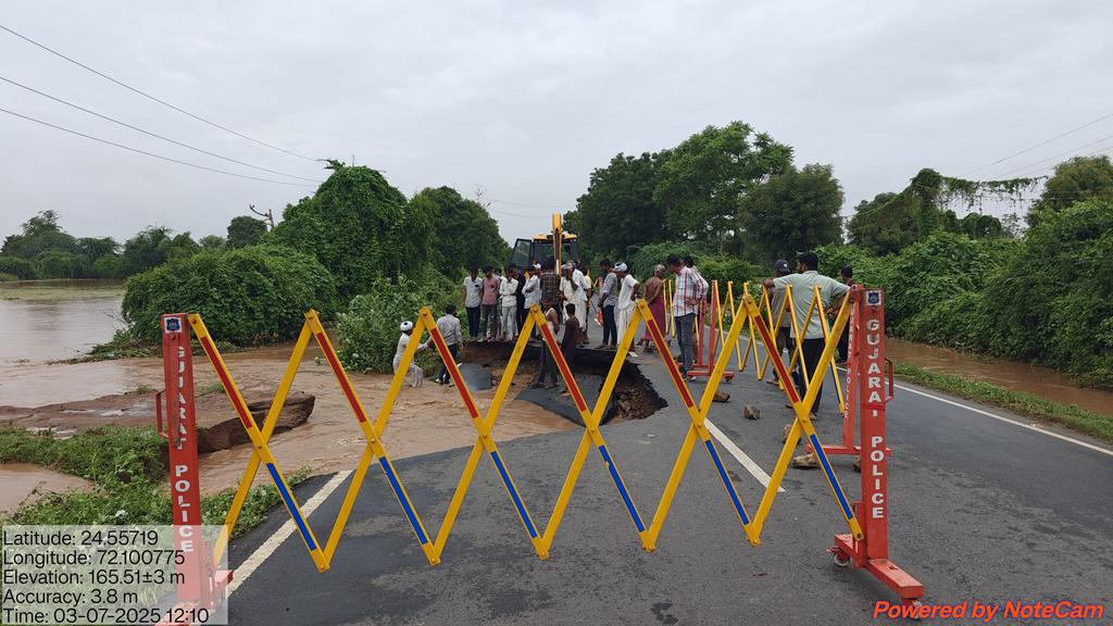 બનાસકાંઠા જિલ્લામાં અતિભારે વરસાદના કારણે ઓવરટોપિંગ થયેલા રસ્તાઓ અને નદી કાંઠાના વિસ્તારોની આસપાસ ન જવા માટે સૌ નાગરિકોને વિનમ્ર અનુરોધ છે. અસરગ્રસ્ત તમામ સ્થળોએ જરૂરી પોલીસ બંદોબસ્ત ગોઠવવામાં આવ્યો છે. <a href="/CMOGuj/">CMO Gujarat</a> <a href="/JayantiRavi/">Jayanti Ravi</a> <a href="/InfoGujarat/">Gujarat Information</a>