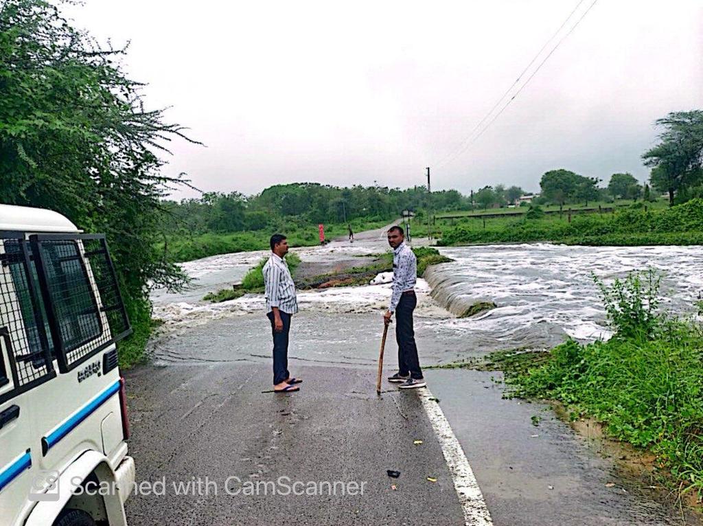 CollectorBK's tweet photo. બનાસકાંઠા જિલ્લામાં અતિભારે વરસાદના કારણે ઓવરટોપિંગ થયેલા રસ્તાઓ અને નદી કાંઠાના વિસ્તારોની આસપાસ ન જવા માટે સૌ નાગરિકોને વિનમ્ર અનુરોધ છે. અસરગ્રસ્ત તમામ સ્થળોએ જરૂરી પોલીસ બંદોબસ્ત ગોઠવવામાં આવ્યો છે. @CMOGuj @JayantiRavi @InfoGujarat https://t.co/HRsxBZ1Sxj