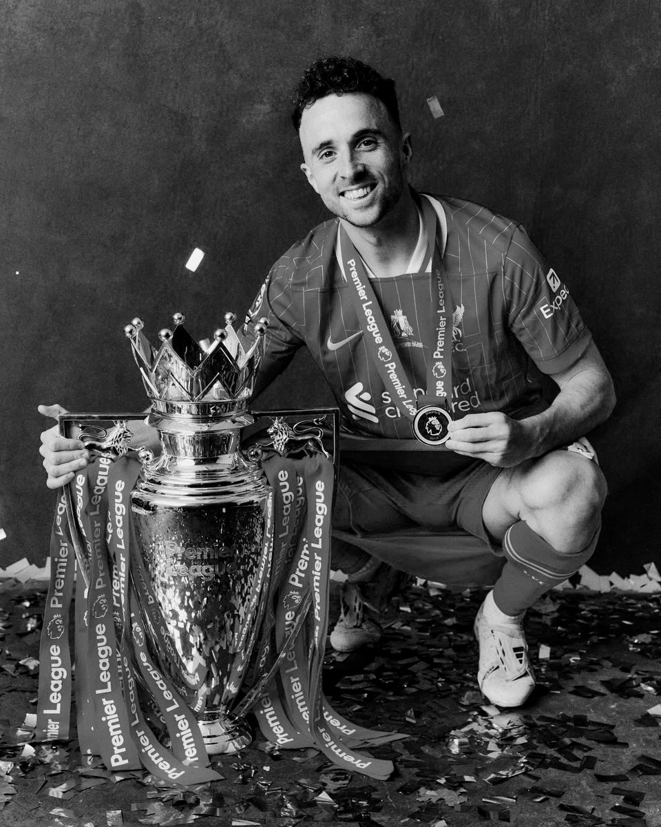 TransferNewsCen's tweet image. Devastating news that Liverpool & Portugal forward Diogo Jota has passed away at the age of 28 following a car crash. His 25-year-old brother Andre Silva, who played for Penafiel, also died. Our deepest condolences and thoughts with his family and loved ones. RIP, Diogo and Andre