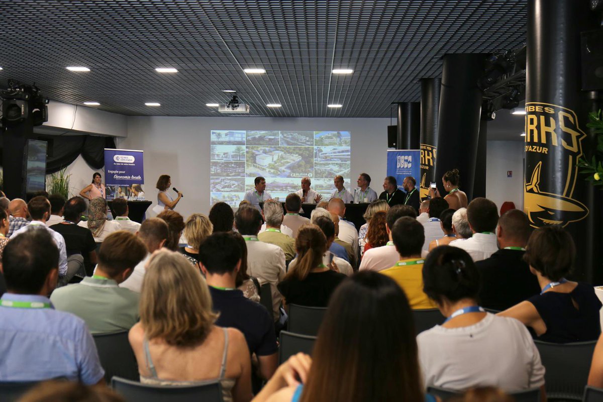 JeanLeonetti's tweet photo. PrĂ©sent aujourdâhui Ă lâ#AzurArena pour le salon « Objectif ZĂ©ro Carbone », co-organisĂ© par la @CCIcotedazur et la @CASAOfficiel , jâai rappelĂ© combien la transition Ă©cologique est au cĆur de notre projet territorial.
Ă @SophiaAntip0lis , cette ambition devient rĂ©alitĂ©. Le PĂŽle Alpha, nouveau bĂątiment totem de la Technopole, sera chauffĂ© Ă 100 % par gĂ©othermie, rafraĂźchi Ă 83 % par la mĂȘme source, et Ă©quipĂ© de 450 mÂČ de panneaux photovoltaĂŻques. Il intĂšgre Ă©galement 50 % de bĂ©ton bas carbone et valorise 100 % des terres issues du chantier. Ce modĂšle sera reproduit sur les futures constructions. Par ailleurs, la CASA fait de lâexemplaritĂ© environnementale un critĂšre dâactionâŻ: 86âŻ% des marchĂ©s publics notifiĂ©s en 2024 intĂšgrent une clause ou un critĂšre environnemental. Câest ainsi que nous conjuguons dĂ©veloppement Ă©conomique et ambition climatique, en engageant lâensemble des acteurs vers un modĂšle plus sobre, plus innovant et plus attractif.