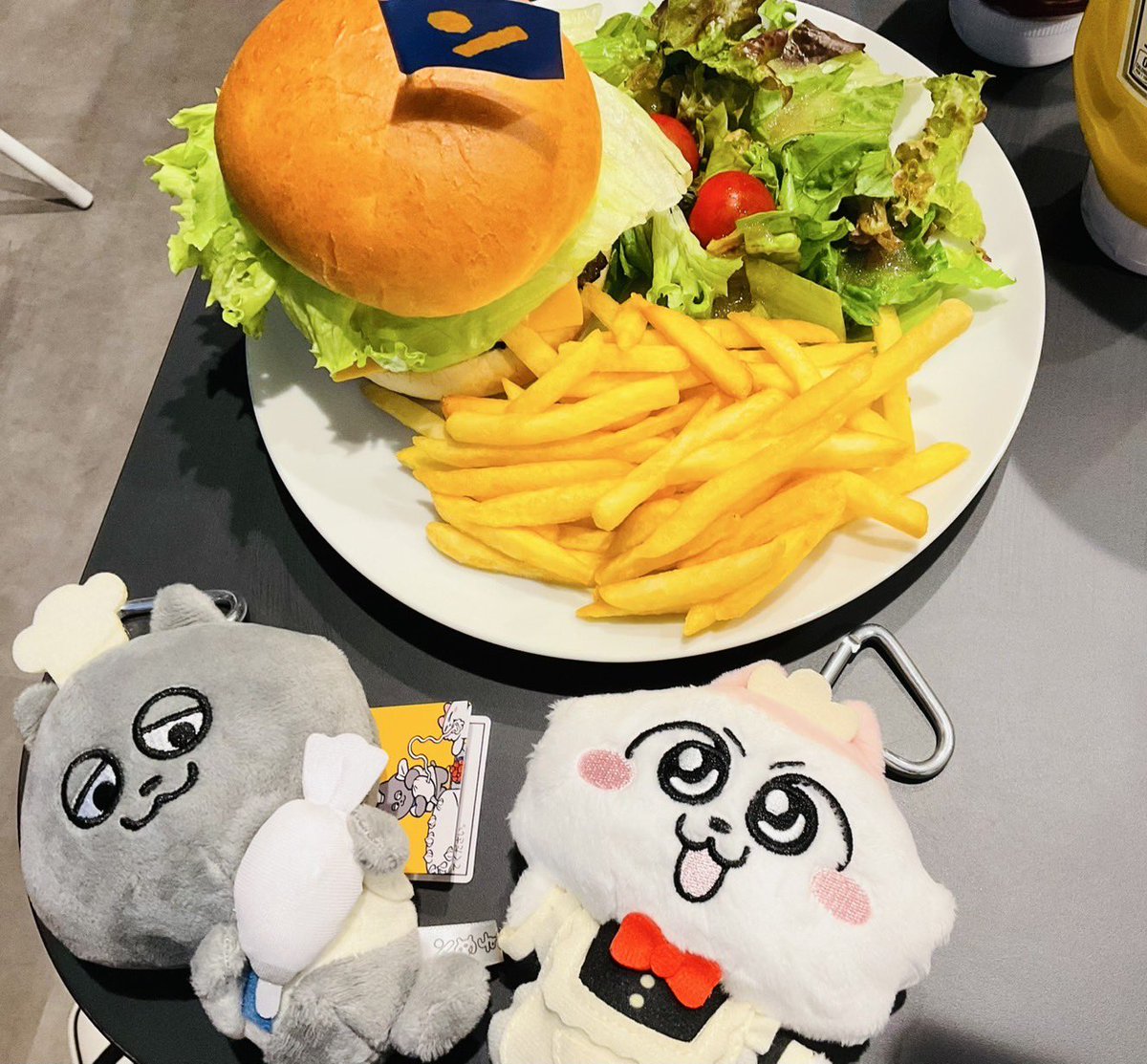 shimono_kousiki's tweet image. ブランチパークで開催の『ンめイドCAFE』に、先生含めンめねこチームで行ってきました〜っ😁飲み物もハンバーガーもめっちゃ美味かったし、可愛かった〜っ😌
ちなみに写真の手は、藩めぐみちゃんの手ですっ🤣

#ンめねこ