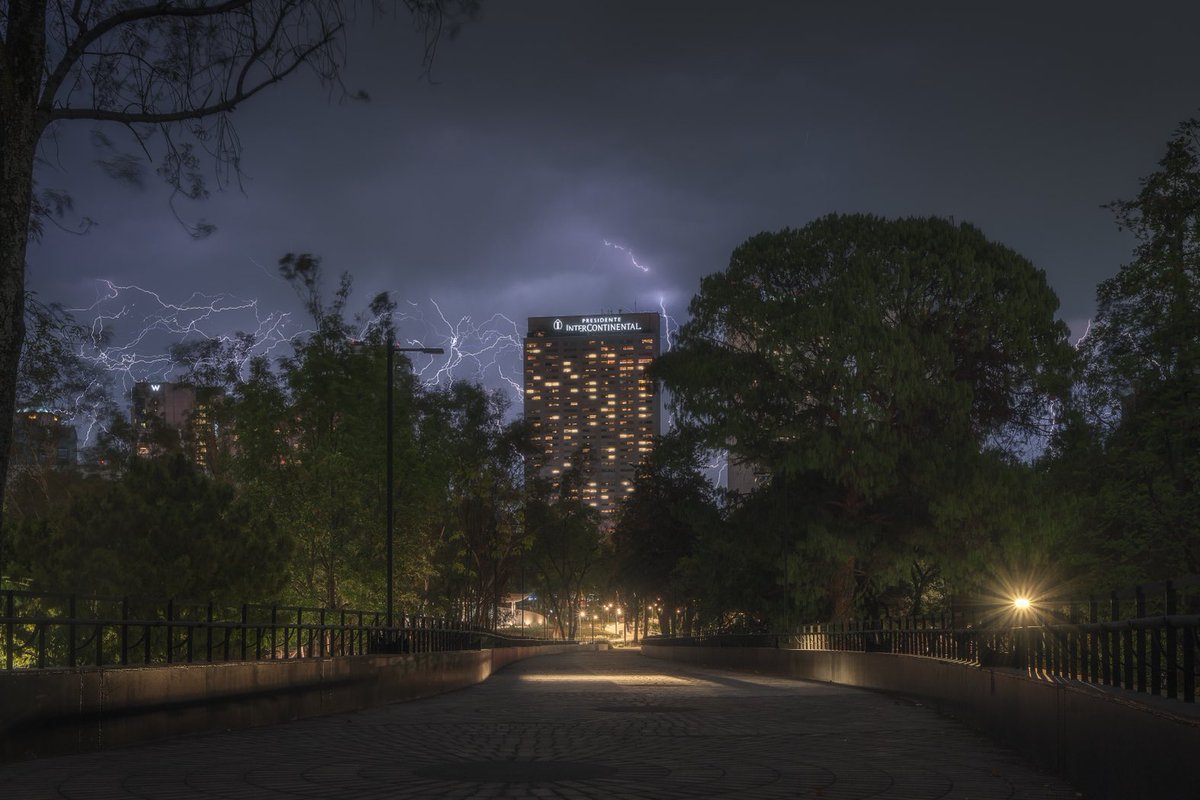 Noche de tormenta en CDMX ⚡️

Para esta foto combiné 50 tomas para juntar todos los rayos que cayeron en un lapso de 15 minutos en una sola foto