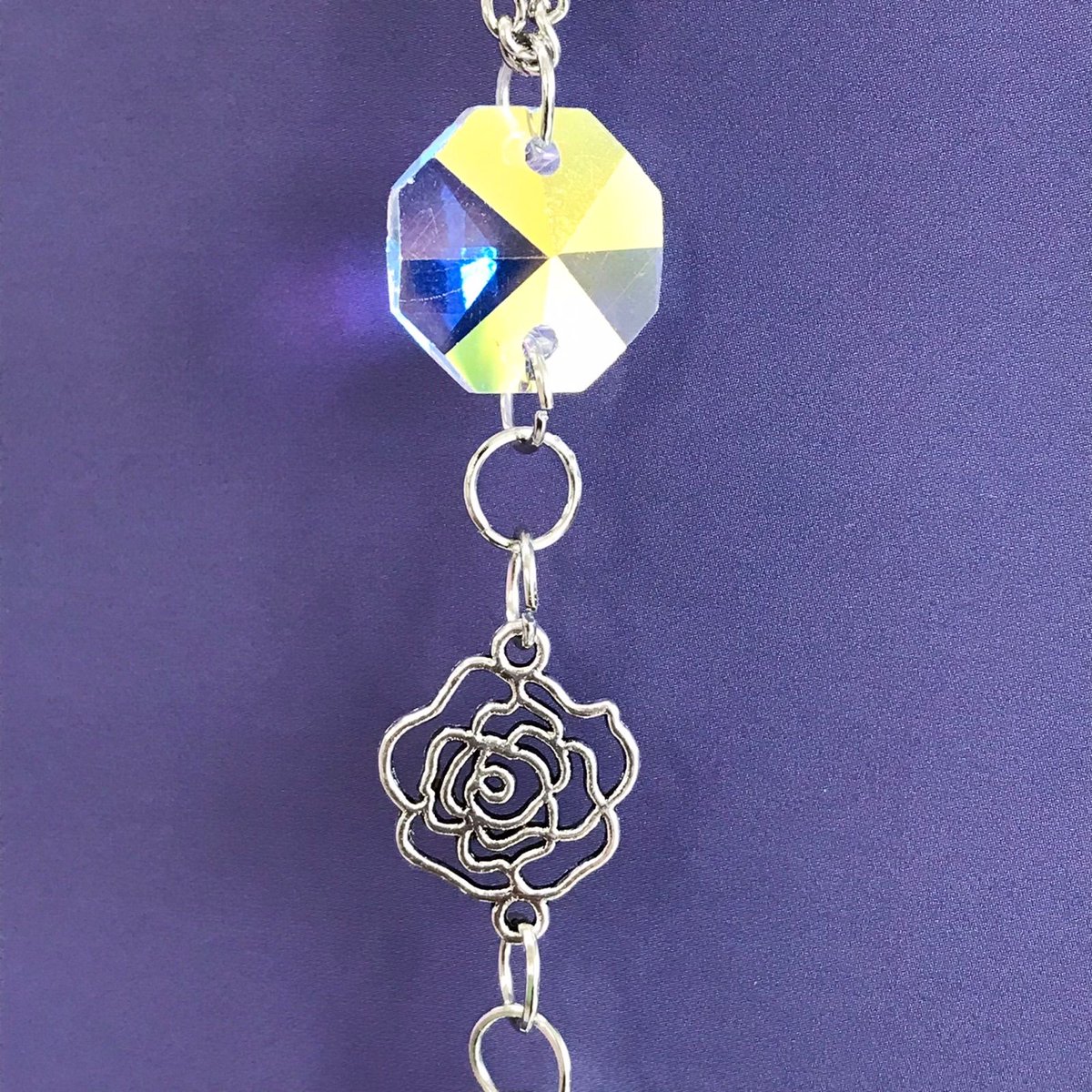 【障害者ブランド・ココリティ】ペンギン作　サンキャッチャー　「バラとチョウチョとドロップ」　NO.3817