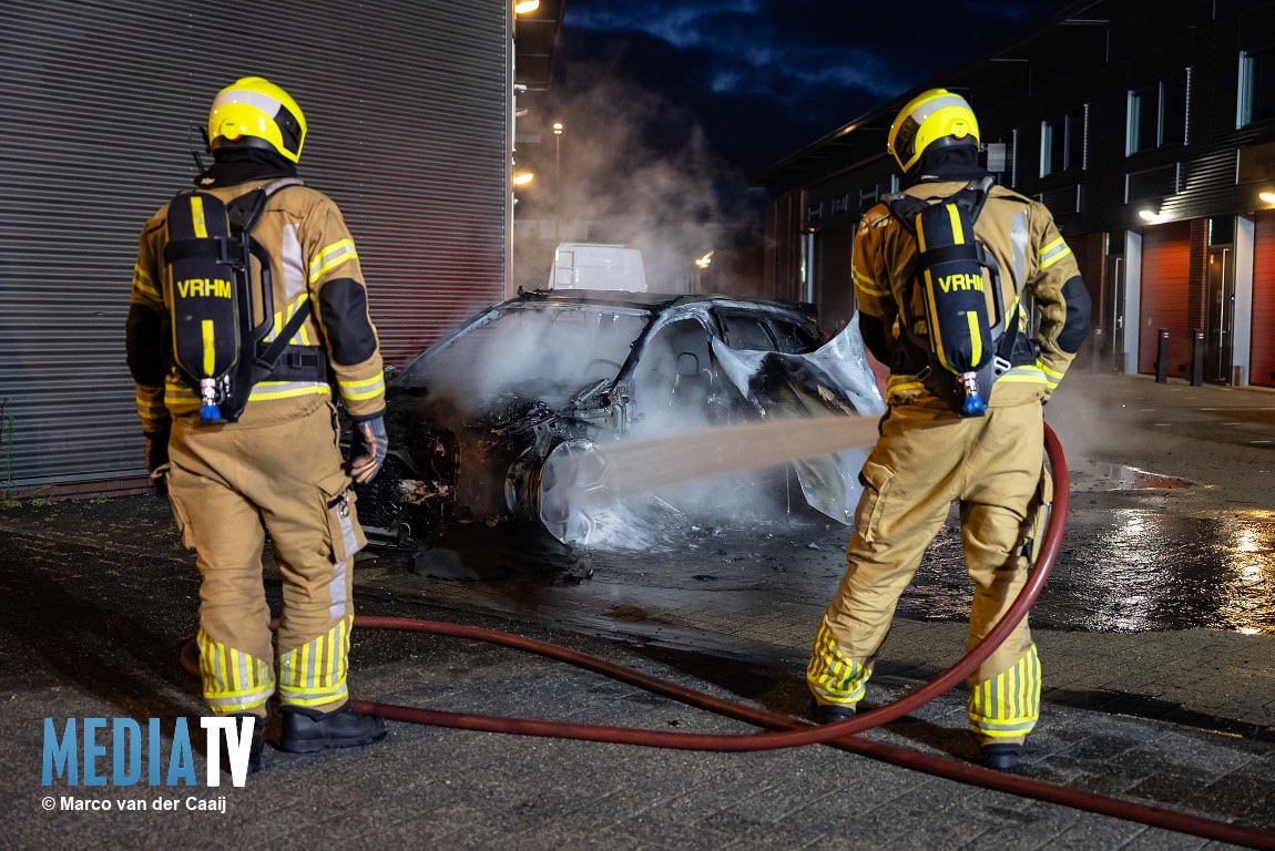 In de Otto van Tussenbroekstraat in Rotterdam is een geparkeerde auto volledig uitgebrand. Vermoedelijk is het voertuig in brand gevlogen door brandstichting.
mediatv.nl/nieuws/nieuws/…