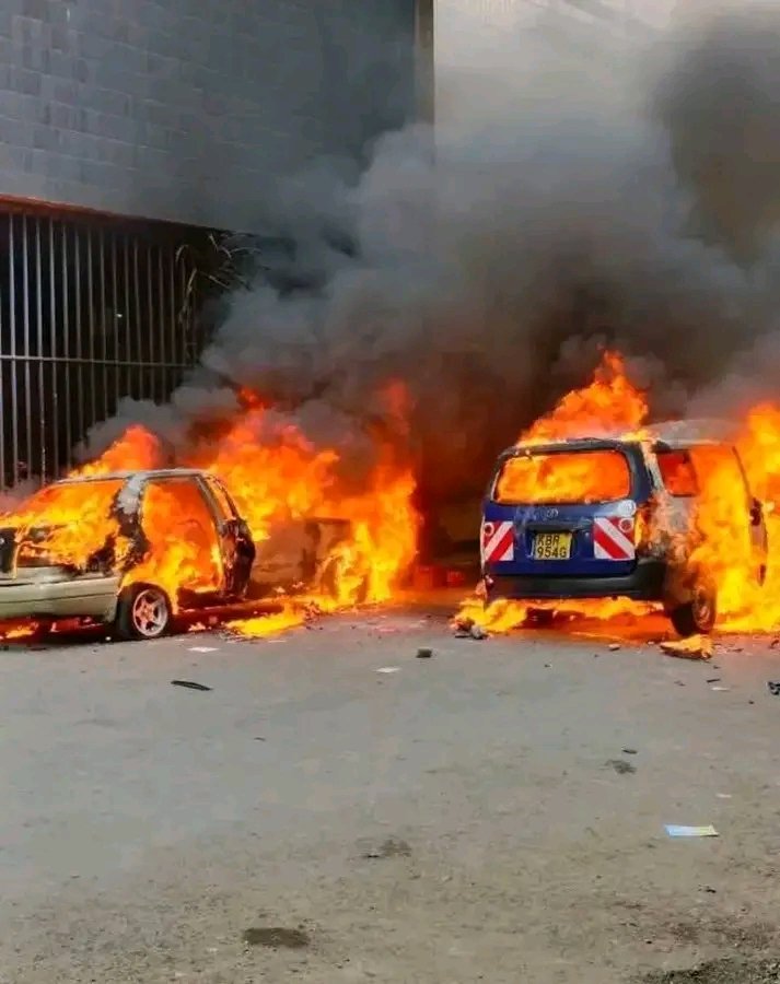 Kwani wenye hizi gari hawajai jitokeza waseme gari zao zilichomwa? 😅