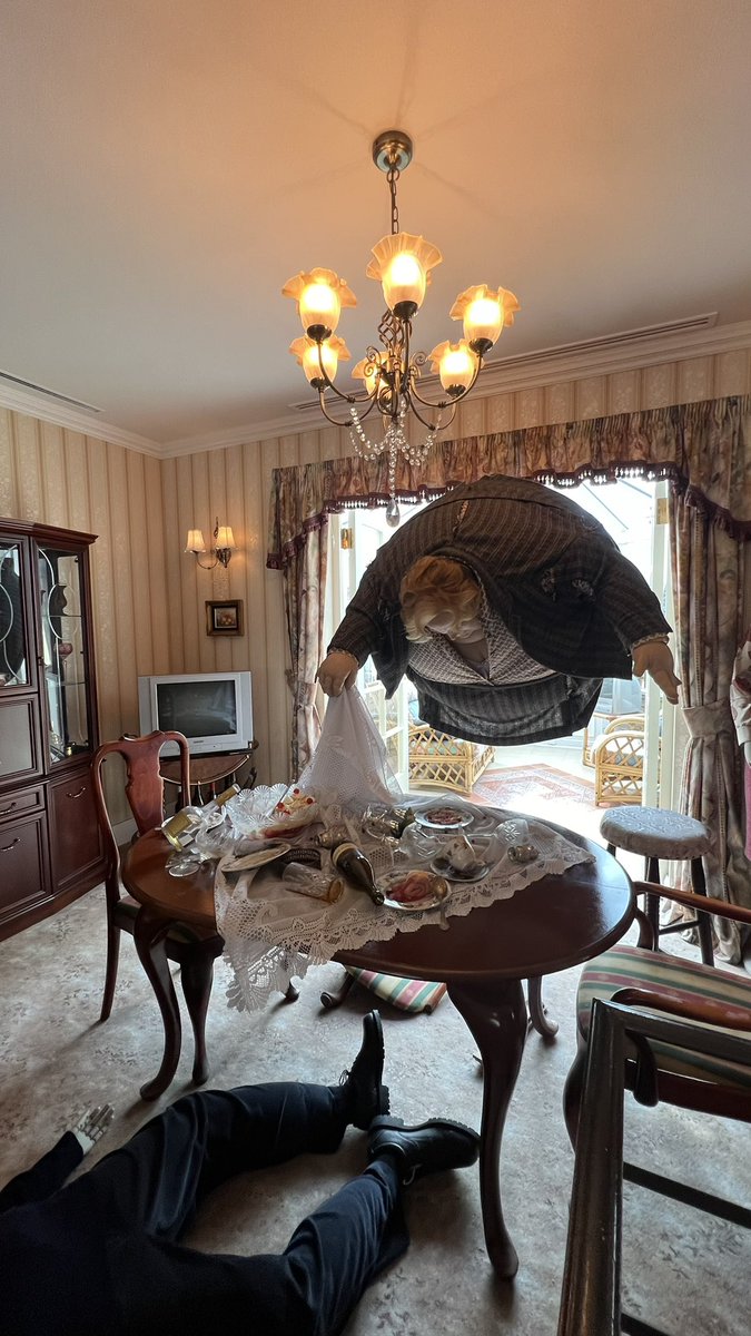 瑪姬姑媽！
從屁股後面還能看到瑪姬姑媽的小短褲😂超還原！