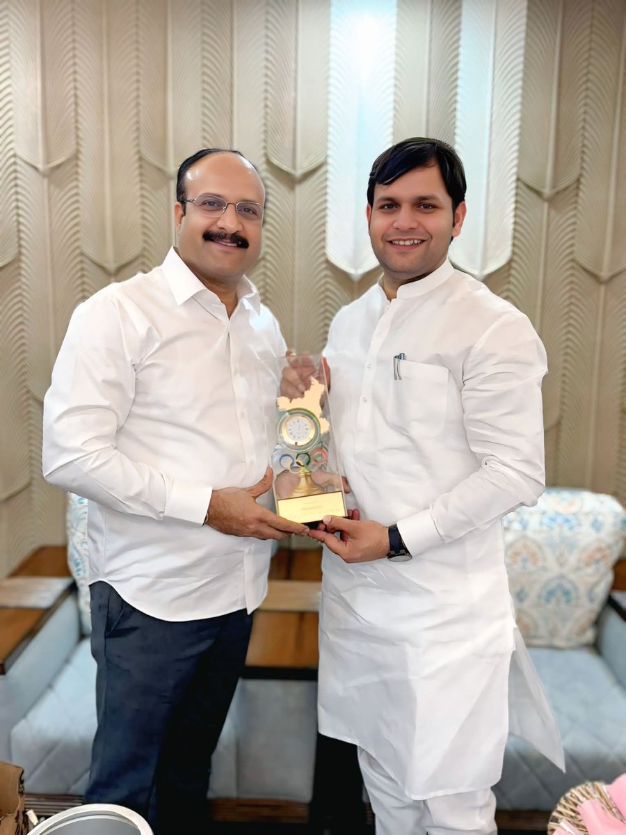 Meenu Beniwal (@captjasvinder) on Twitter photo हरियाणा सरकार में माननीय खेल मंत्री ,छोटे भाई श्री <a href="/GauravgGautam/">Gaurav Gautam</a> जी को जन्मदिन की ढेर सारी बधाई एवं शुभकामनाएं। हरियाणा सरकार में माननीय खेल मंत्री ,छोटे भाई श्री <a href="/GauravgGautam/">Gaurav Gautam</a> जी को जन्मदिन की ढेर सारी बधाई एवं शुभकामनाएं।