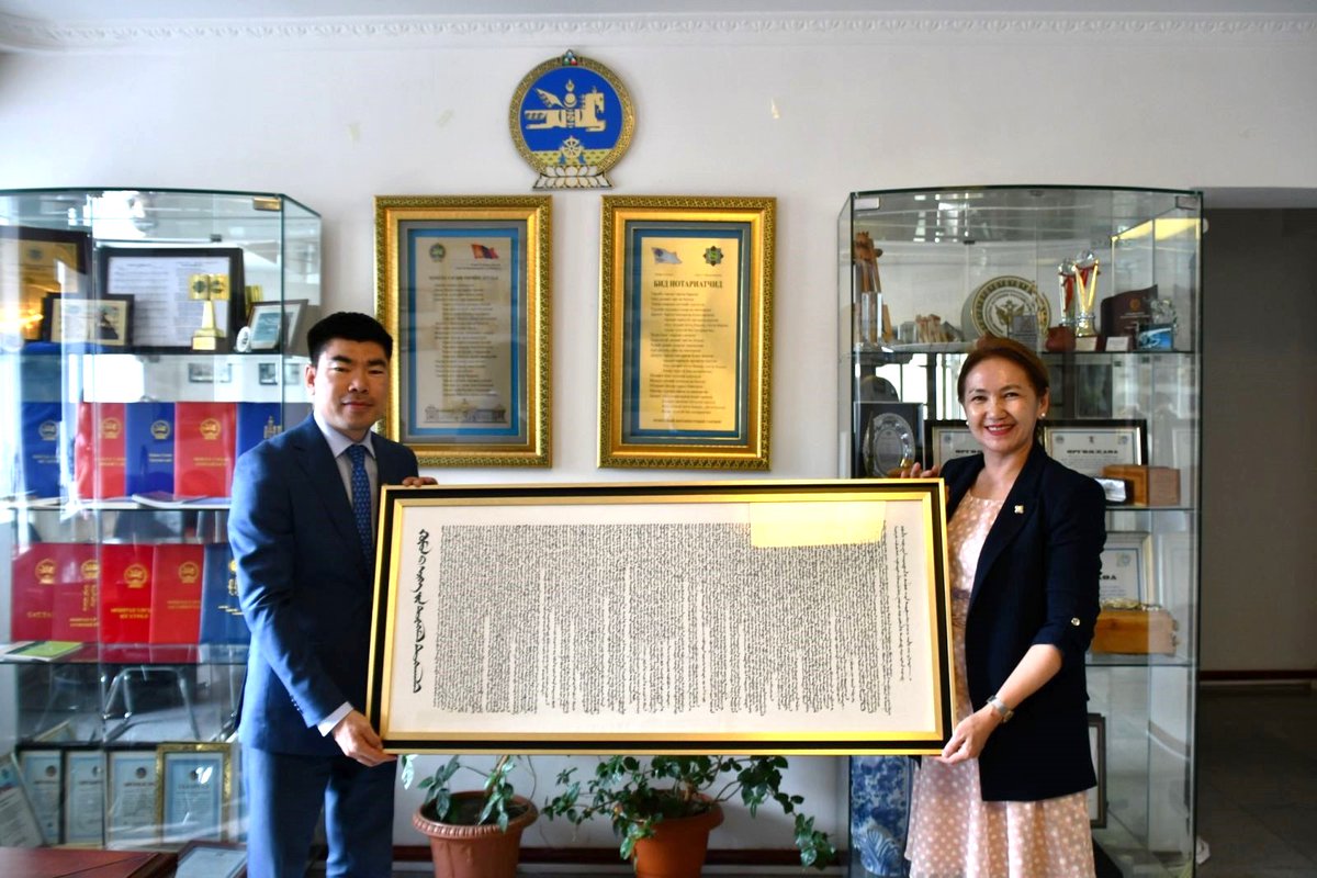 notary1925's tweet photo. Хүний эрхийн Үндэсний комиссын дарга, Хууль зүйн ухааны доктор (Ph.D) Д.Сүнжид Монгол Улсад Нотариатын байгууллага үүсэж хөгжсөний түүхт 100 жилийн ойн баярын мэндийг дэвшүүлж, Монголын Нотариатчдын Танхимд дурсгалын зүйл хадгалуулсныг Ерөнхийлөгч Ч.Баянжаргал гардан авлаа. https://t.co/H1jJtZaPZ6